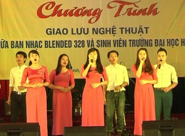 Giao lưu nghệ thuật giữa ban nhạc Blended 328 và sinh viên trường đại học Hoa Lư