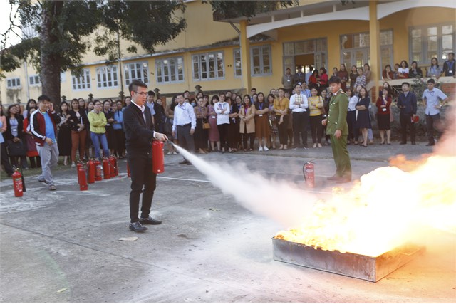 Training session on fire fighting and prevention at Hoa Lu University