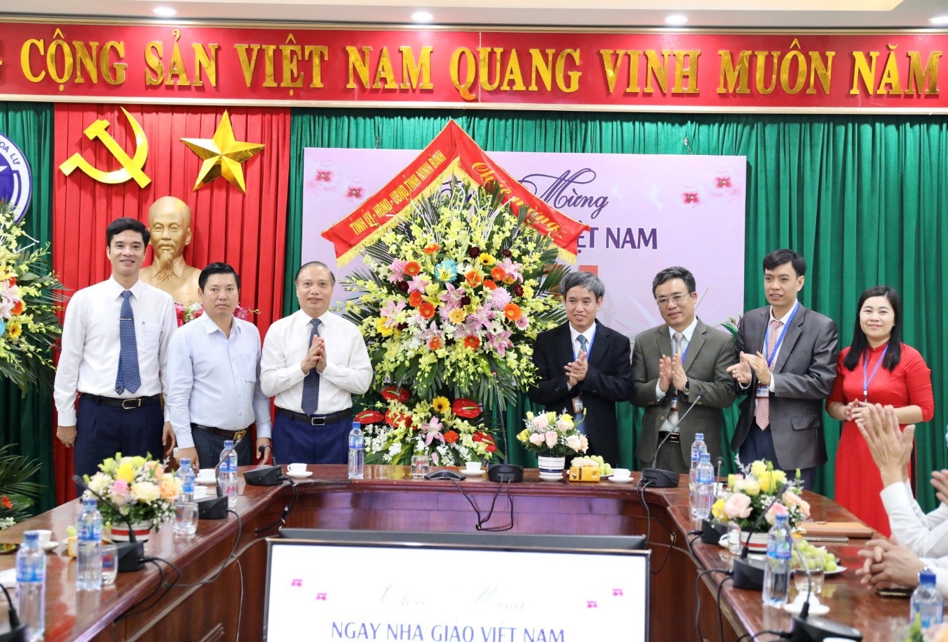 Đồng chí Trần Hồng Quảng, Phó Bí thư Thường trực Tỉnh ủy, Chủ tịch HĐND tỉnh thăm và chúc mừng ngày Nhà giáo Việt nam 20/11