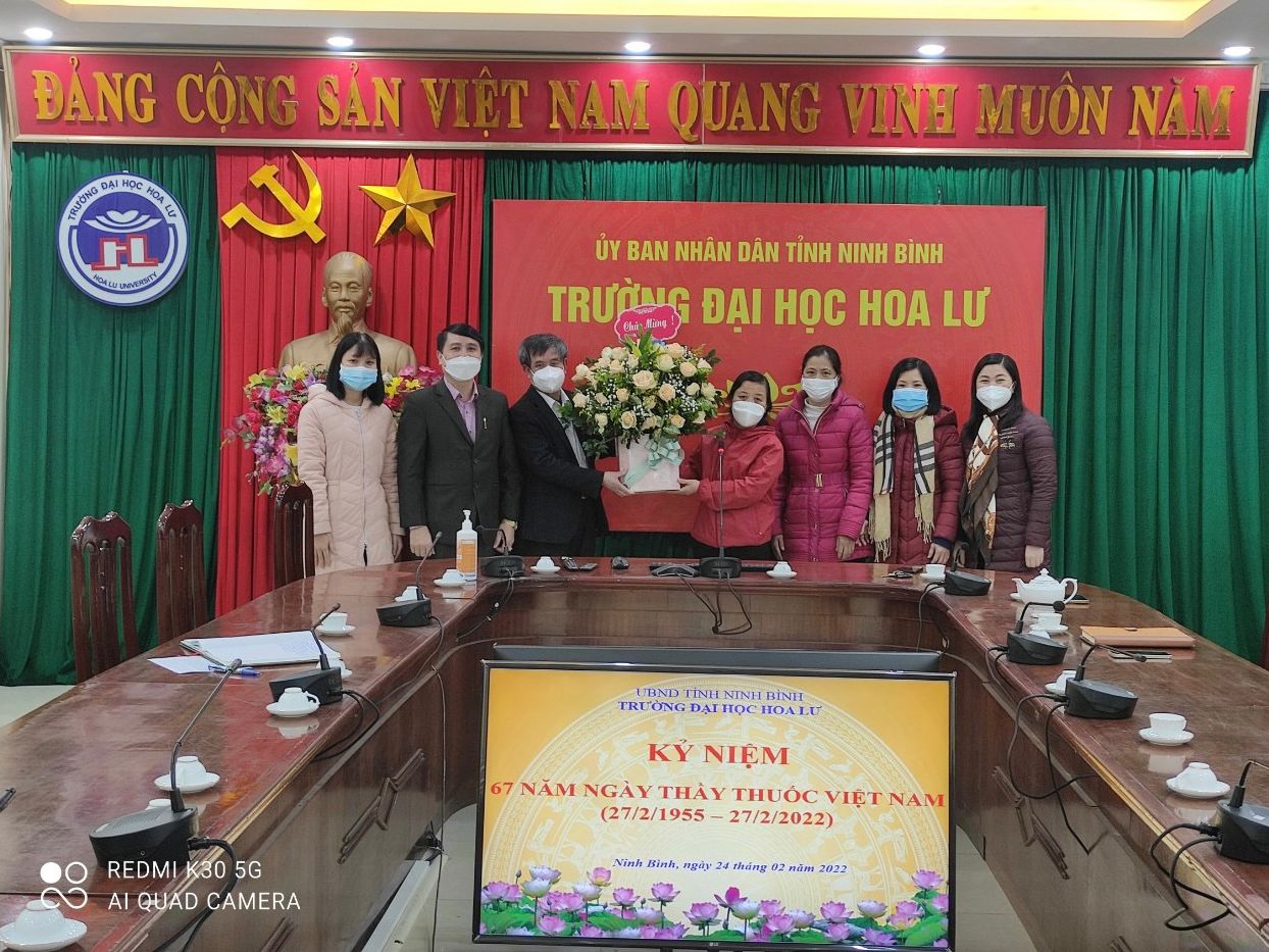 Các đồng chí lãnh đạo trường chúc mừng ngày Thầy thuốc Việt Nam