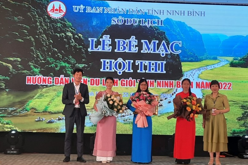 Sinh viên Trần Ngọc Ánh đạt giải `Hướng dẫn viên trẻ triển vọng` tại hội thi `Hướng dẫn viên du lịch giỏi tỉnh Ninh Bình Năm 2022`