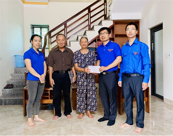 Đoàn trường Đại học Hoa Lư thăm hỏi, tặng quà các cựu thanh niên xung phong trên địa bàn xã Ninh Nhất, thanh phố Ninh Bình