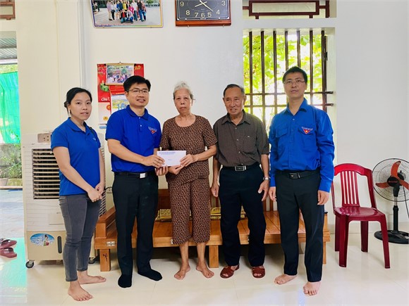Đoàn trường Đại học Hoa Lư thăm hỏi, tặng quà các cựu thanh niên xung phong trên địa bàn xã Ninh Nhất, thanh phố Ninh Bình