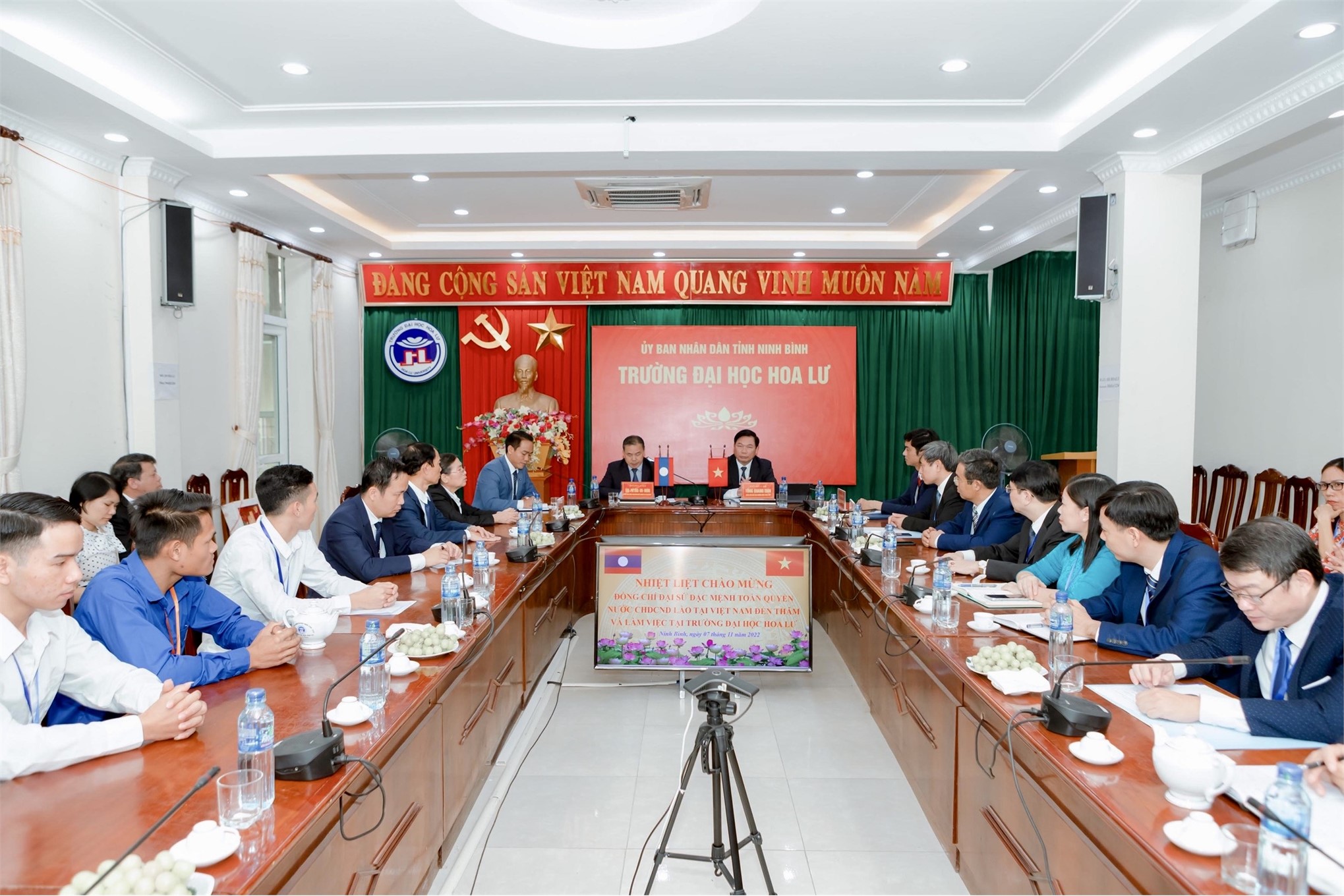 Đoàn đại biểu Đại sứ quán Lào thăm và làm việc tại Trường Đại học Hoa Lư