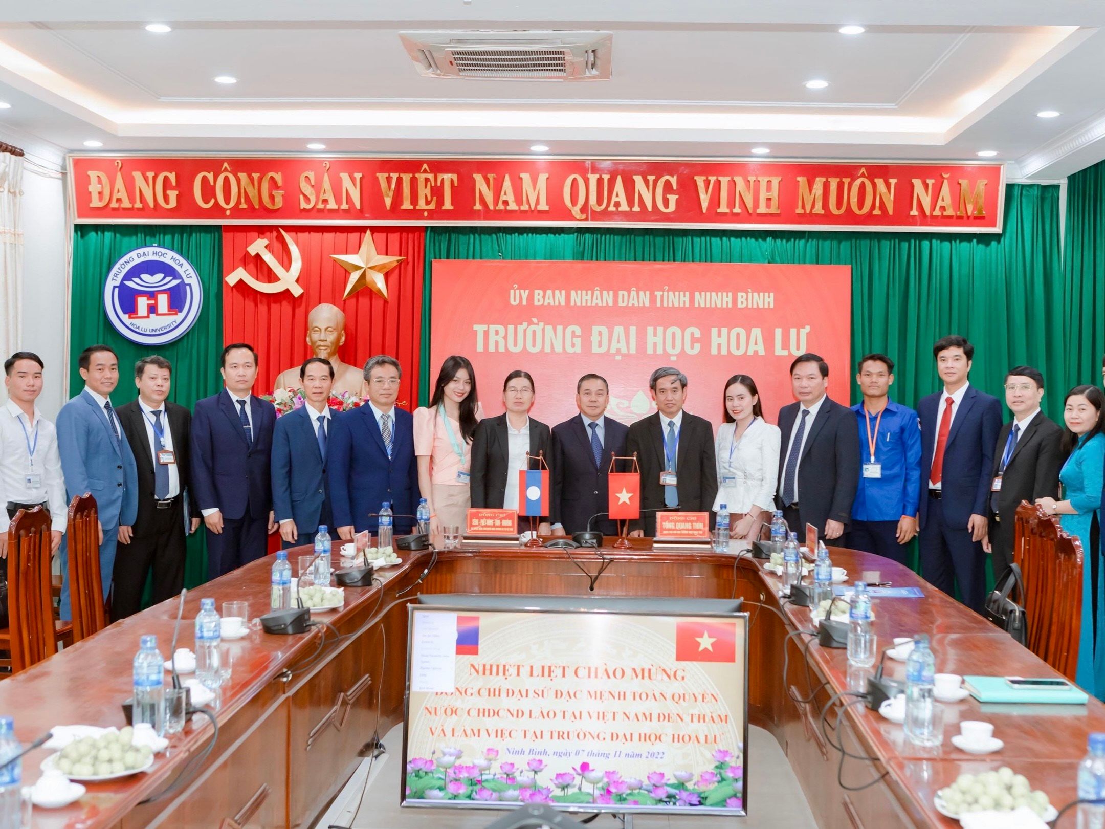 Đoàn đại biểu Đại sứ quán Lào thăm và làm việc tại Trường Đại học Hoa Lư