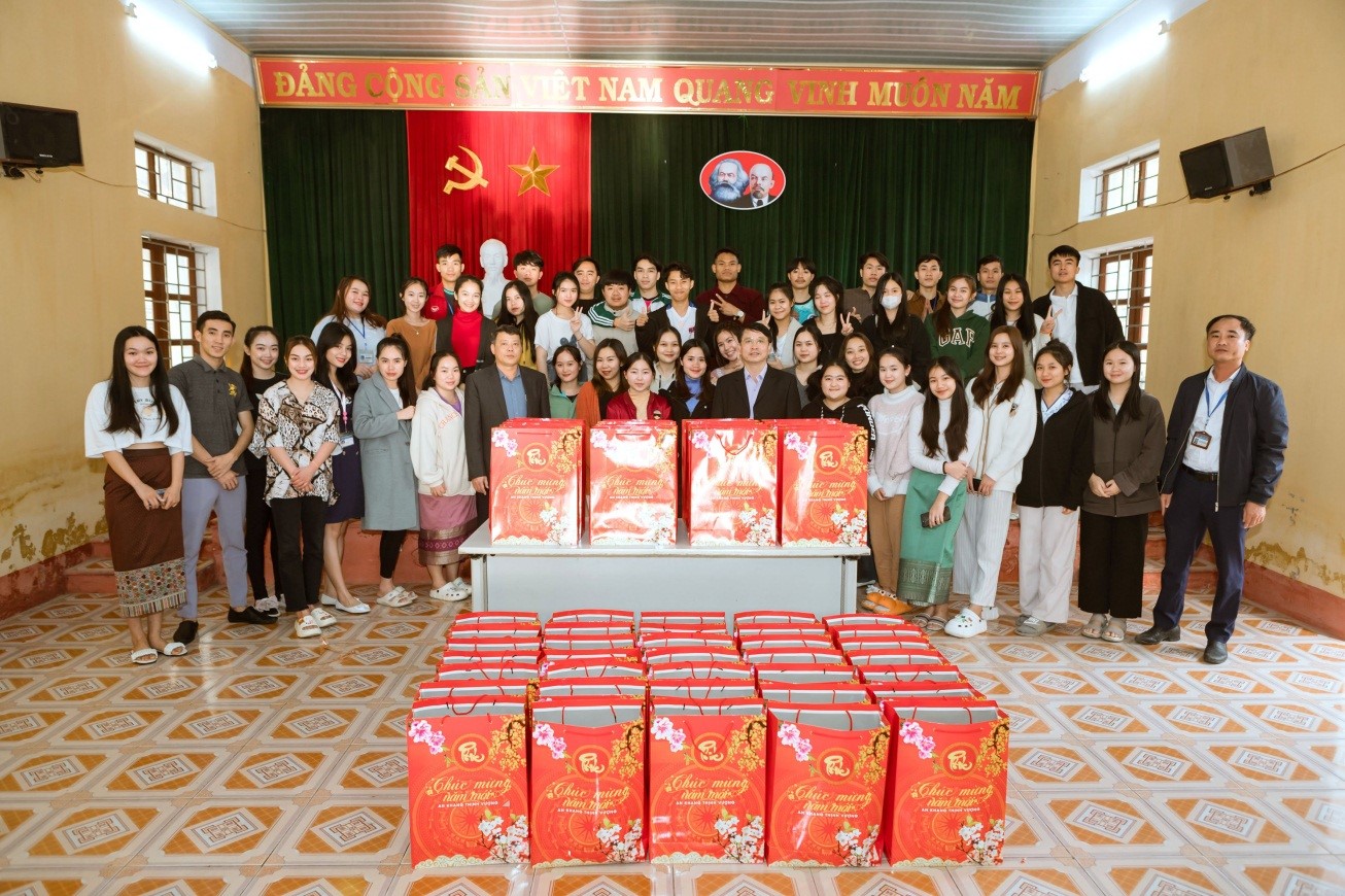 Trường Đại học Hoa Lư tổ chức tặng quà Tết Nguyên đán Quỹ Mão cho lưu học sinh Lào