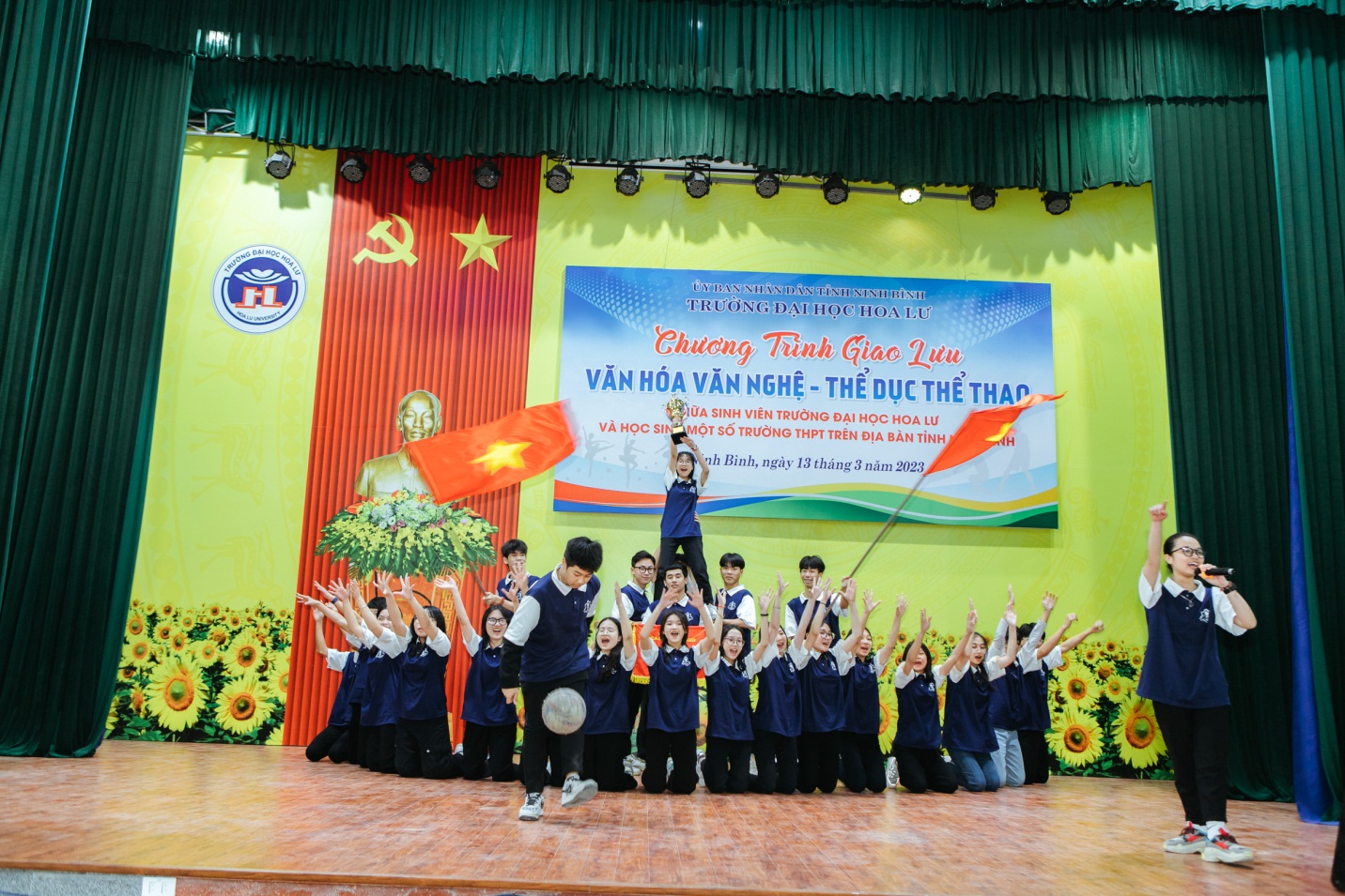 Chương trình giao lưu văn hóa – văn nghệ, thể dục – thể thao giữa sinh viên trường Đại học Hoa Lư và học sinh một số trường THPT trên địa bàn tỉnh Ninh Bình