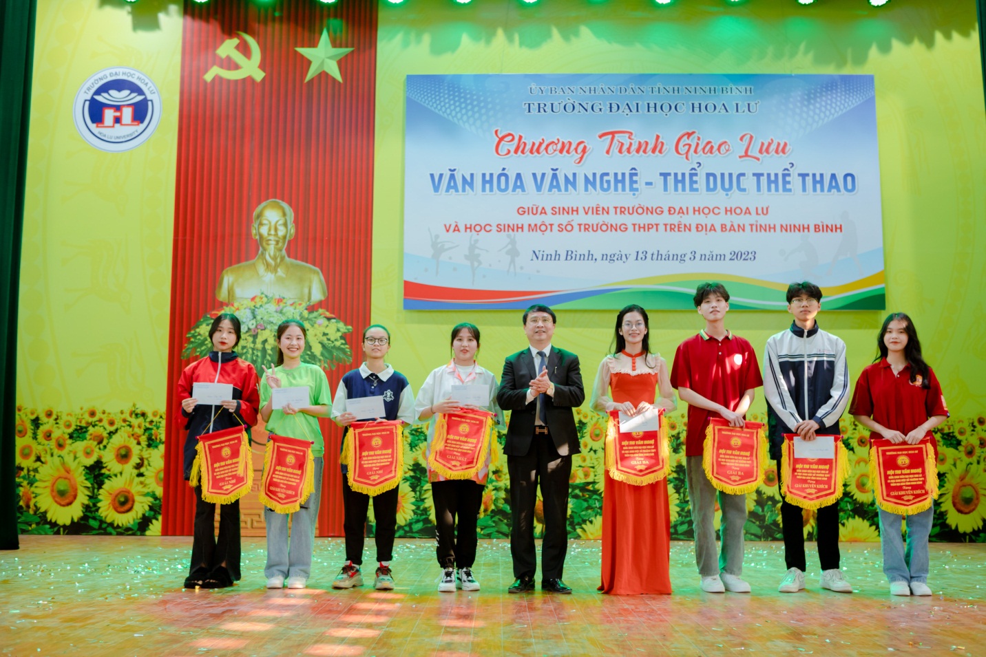 Chương trình giao lưu văn hóa – văn nghệ, thể dục – thể thao giữa sinh viên trường Đại học Hoa Lư và học sinh một số trường THPT trên địa bàn tỉnh Ninh Bình