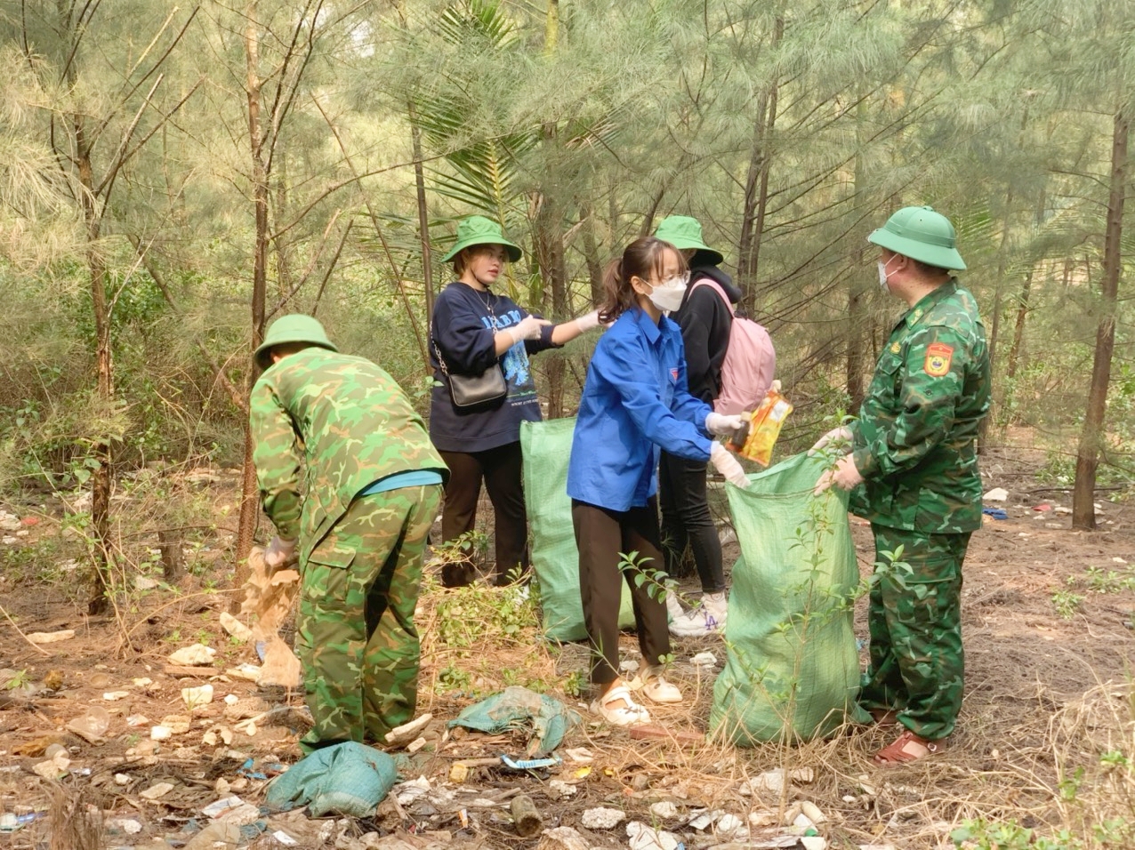 Đoàn TNCS Hồ Chí Minh Đại học Hoa Lư hưởng ứng Chương trình trồng 1 tỷ cây xanh ` Vì một Việt Nam xanh` của Chính phủ và Tháng Thanh niên 2023.