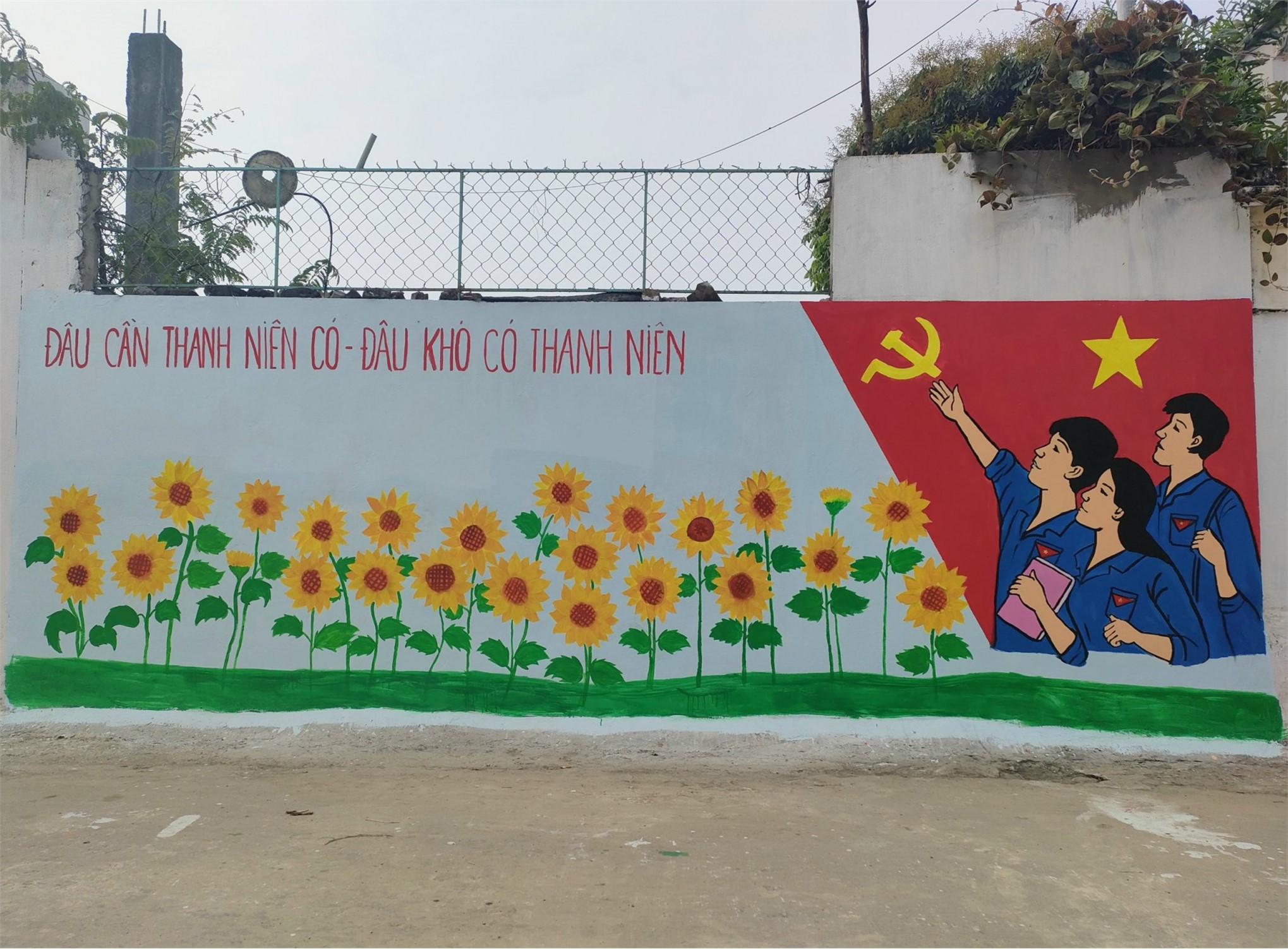 Đoàn trường Đại học Hoa Lư thực hiện công trình thanh niên Tuyến đường bích họa tại xã Gia Minh, huyện Gia Viễn