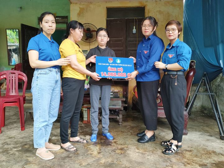 Đoàn Thanh niên - Hội Sinh viên thăm hỏi, động viên và trao tiền ủng hộ cho đoàn viên Nguyễn Trần Thị Minh Hương