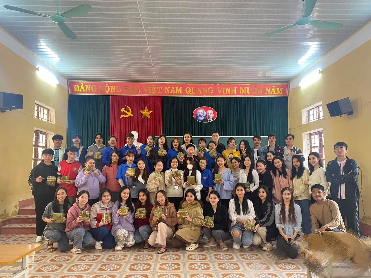 Chương trình tặng quà nhân dịp Kỷ niệm 73 năm ngày Truyền thống học sinh, sinh viên Việt Nam (9/01/1950 - 9/01/2023)