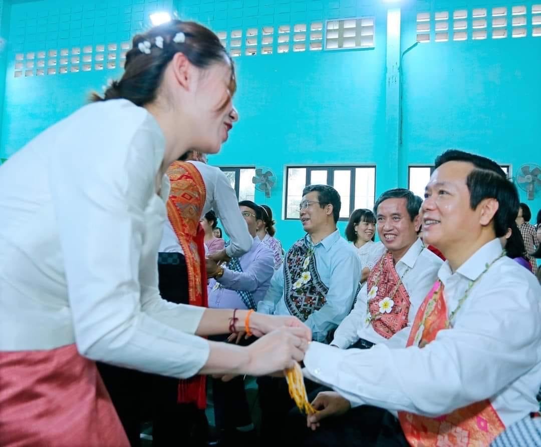 Chủ tịch UBND Tỉnh Ninh Bình thăm và chúc tết cổ truyền Bunpimay 2566 với lưu học sinh Lào