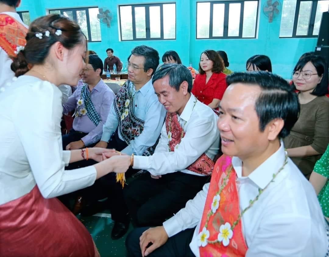Chủ tịch UBND Tỉnh Ninh Bình thăm và chúc tết cổ truyền Bunpimay 2566 với lưu học sinh Lào