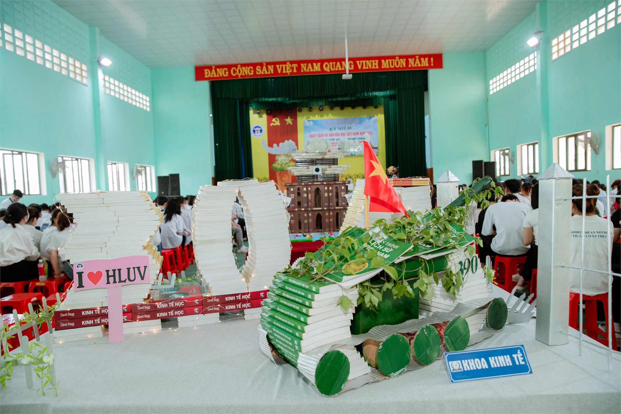 Kỷ niệm Ngày sách và văn hóa đọc Việt Nam năm 2023 - Hội thi xếp sách nghệ thuật