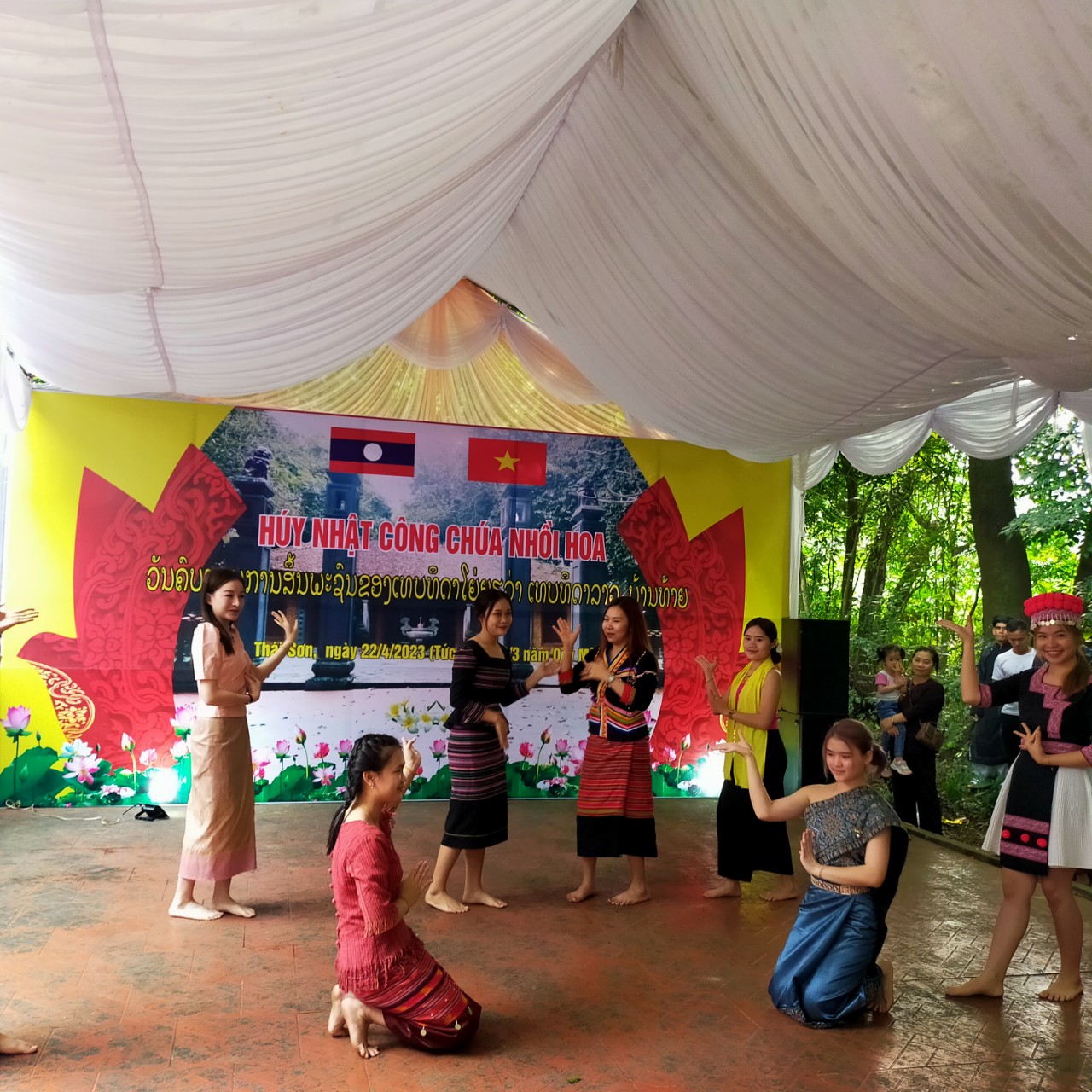 Trường Đại học Hoa Lư tổ chức lưu học sinh Lào đi thực tế tại Sơn Lai – Nho Quan – Ninh Bình