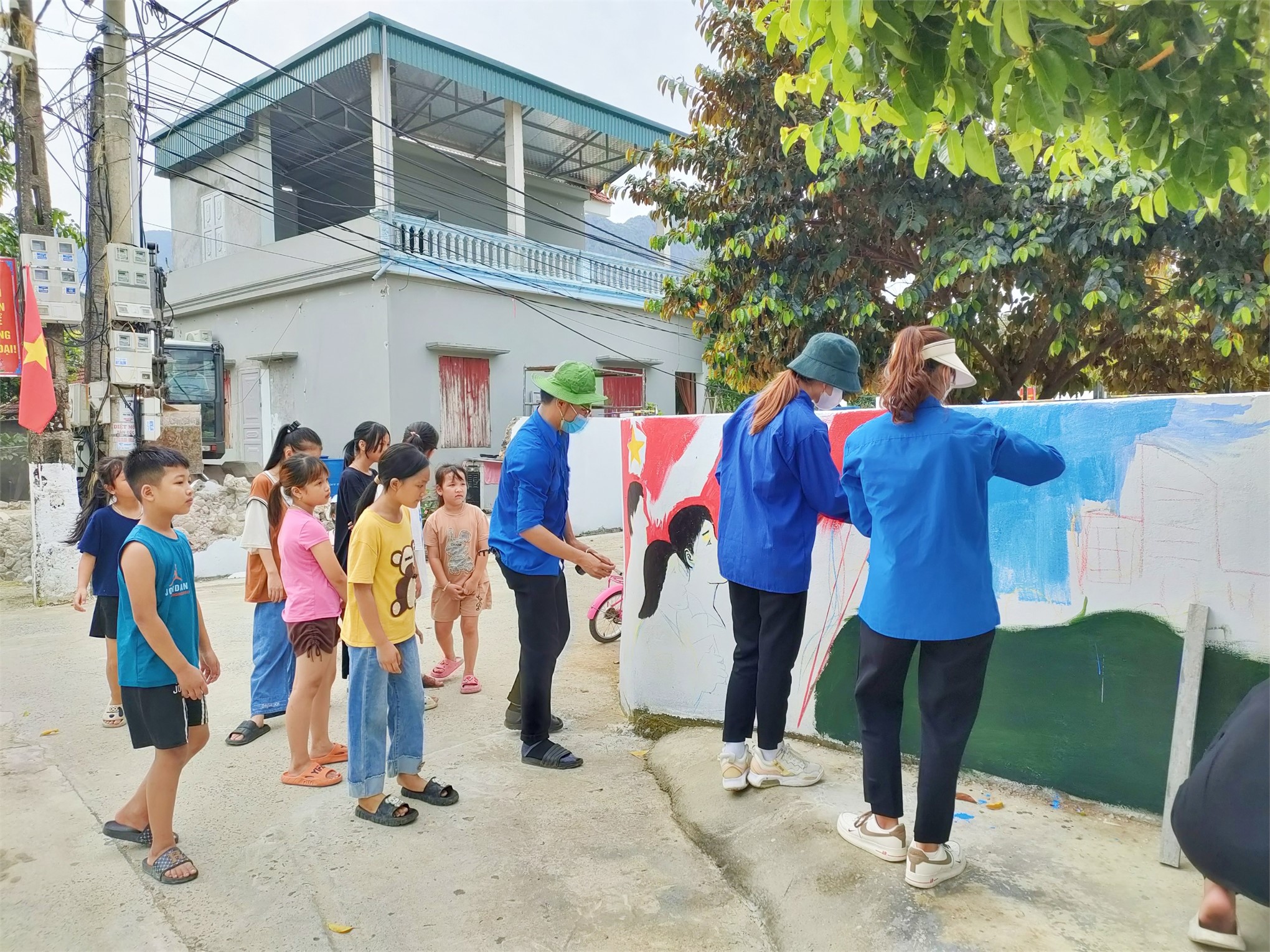 Đoàn thanh niên - Hội Sinh viên thực hiện Tuyến đường bích hoạ tại xã Gia Hoà, huyện Gia Viễn
