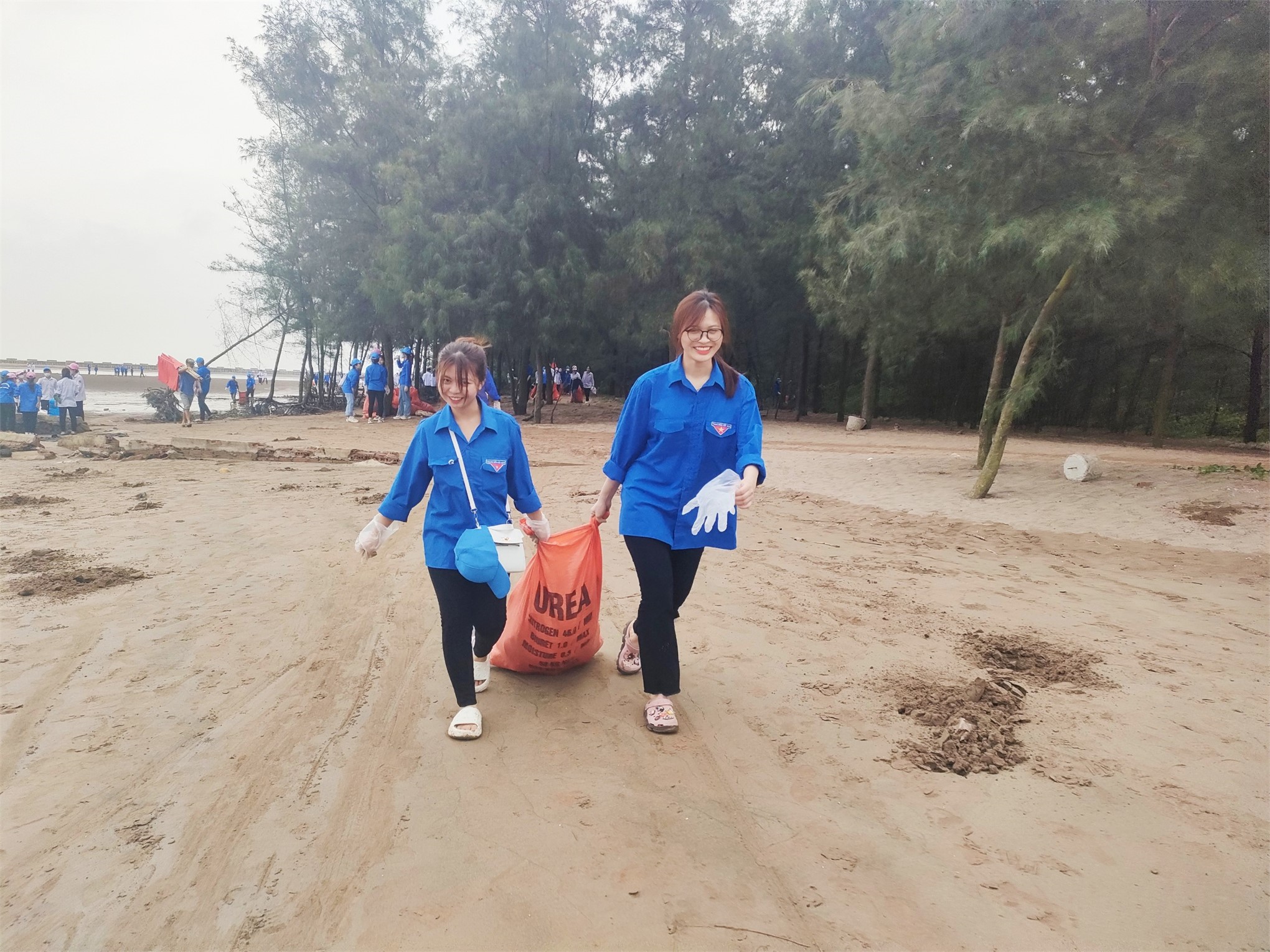Đoàn viên, hội viên trường Đại học Hoa Lư tham gia Chương trình làm sạch biển tại xã Cồn Nổi, Huyện Kim Sơn