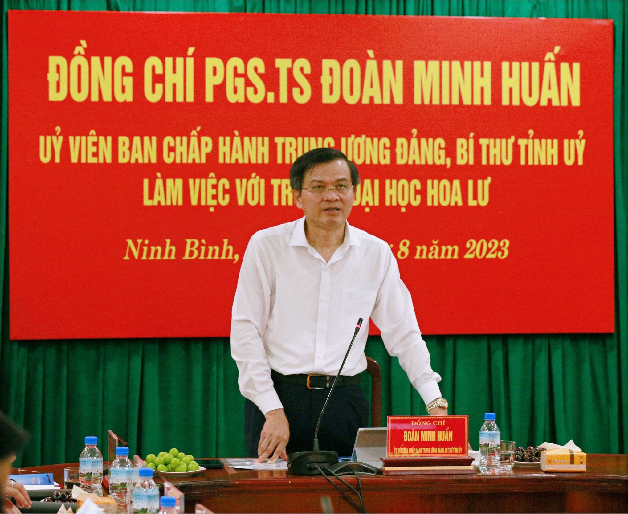 Đồng chí PGS, TS. Đoàn Minh Huấn, Ủy viên Ban Chấp hành Trung ương Đảng, Bí thư Tỉnh ủy làm việc với Trường Đại học Hoa Lư