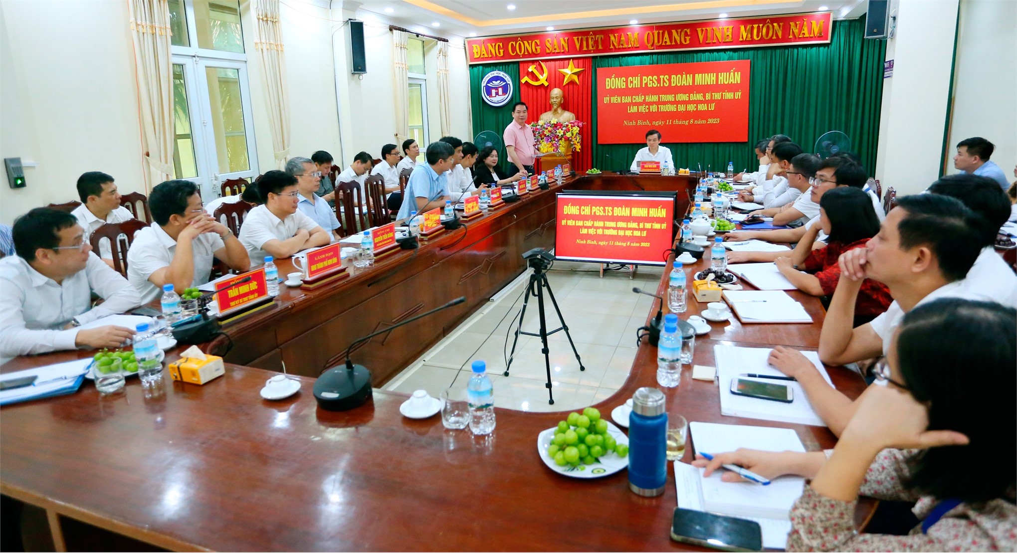 Đồng chí PGS, TS. Đoàn Minh Huấn, Ủy viên Ban Chấp hành Trung ương Đảng, Bí thư Tỉnh ủy làm việc với Trường Đại học Hoa Lư