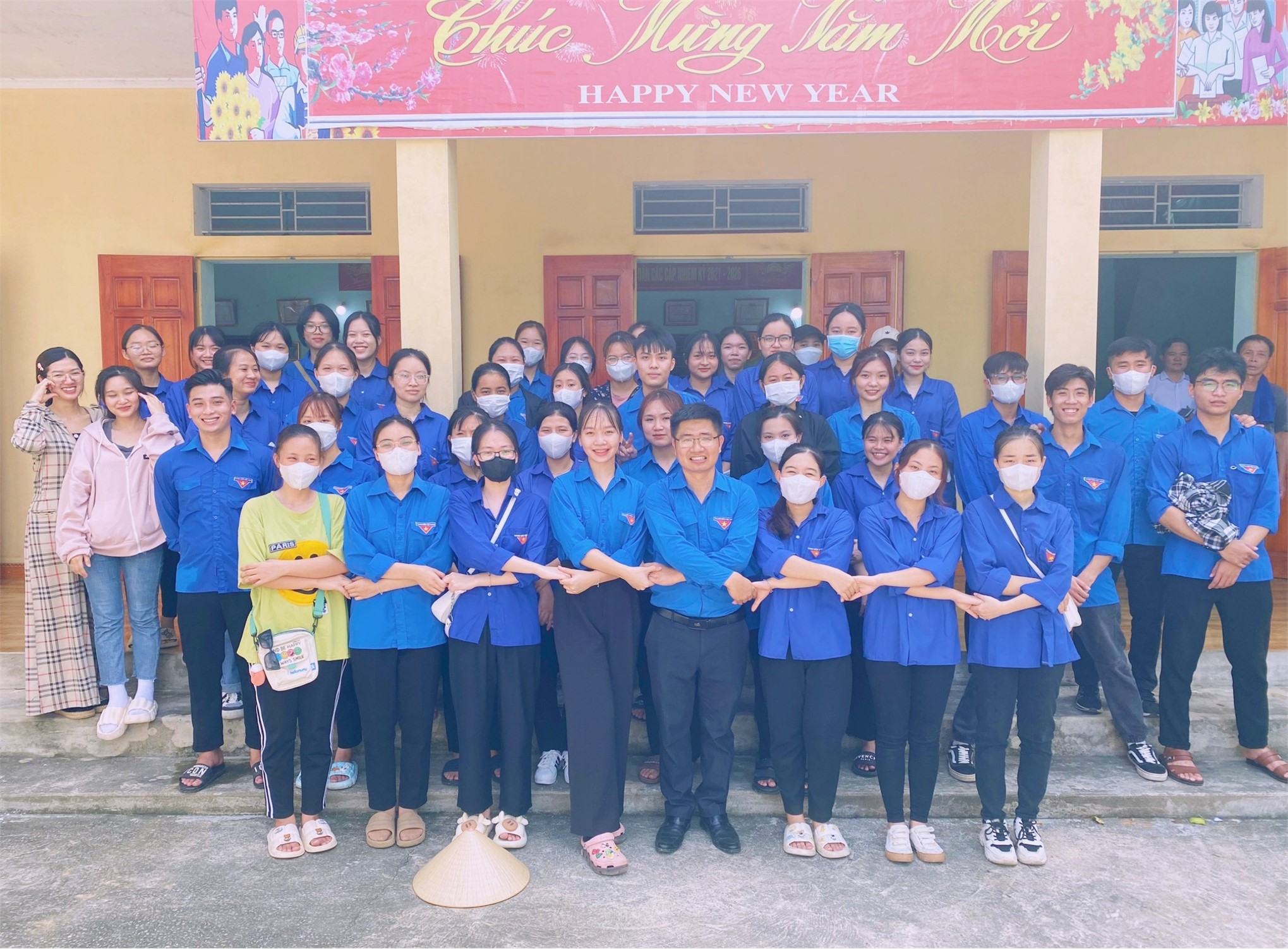 Đoàn Thanh niên - Hội Sinh viên Trường Đại học Hoa Lư thực hiện Công trình Hàng cây thanh niên tại Thôn 1, xã Lạc Vân, huyện Nho Quan, tỉnh Ninh Bình