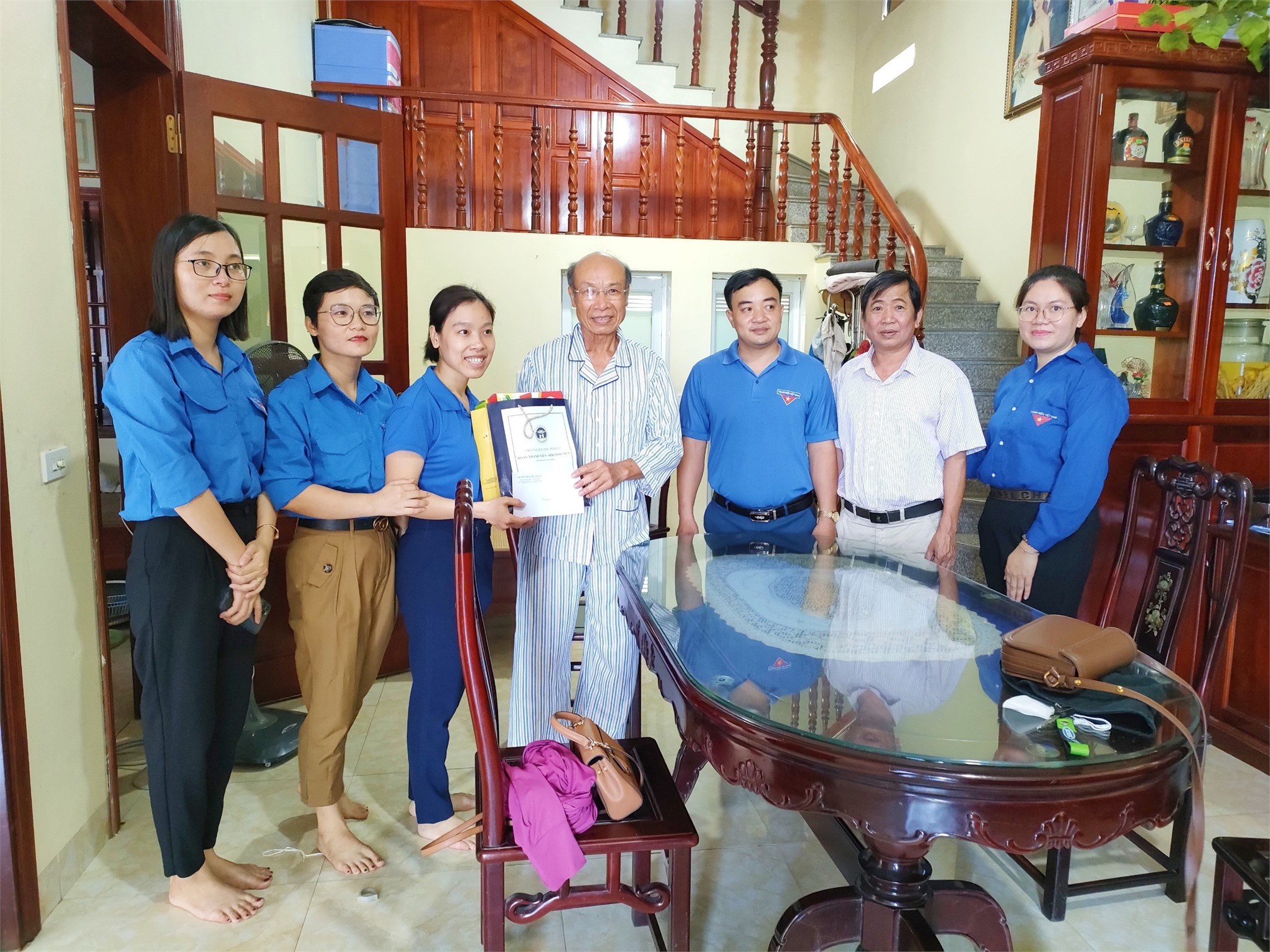 Đoàn Thanh niên - Hội Sinh viên Trường Đại học Hoa Lư tổ chức thăm hỏi, tặng quà các gia đình thương binh, liệt sĩ tại xã Ninh Xuân, huyện Hoa Lư