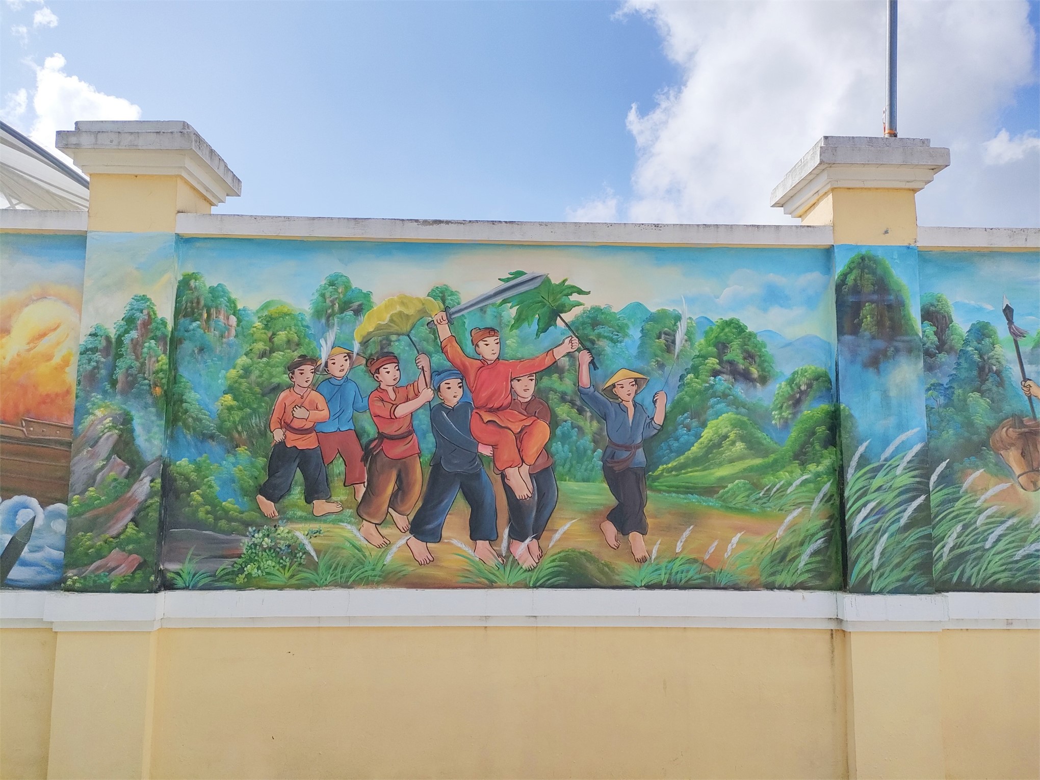 Đoàn trường Đại học Hoa Lư phối hợp với Huyện đoàn Yên Khánh khánh thành công trình thanh niên Vẽ tranh bích hoạ về lịch sử tại Trường THCS Thị trấn Yên Ninh, huyện Yên Khánh
