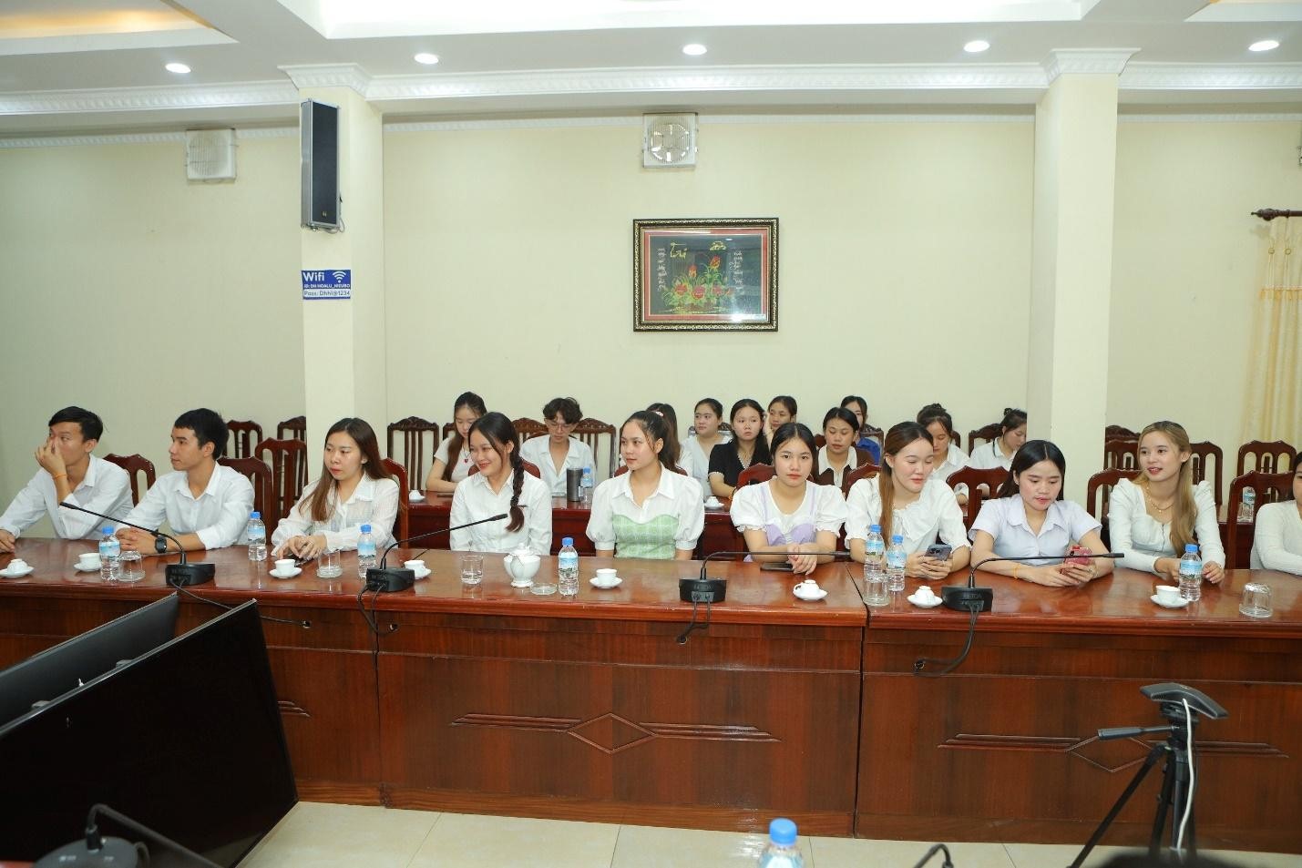 Đoàn đại biểu Đại sứ quán nước CHDCND Lào thăm và làm việc với Trường Đại học Hoa Lư