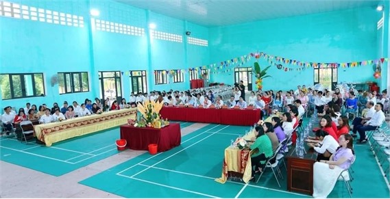 CHAIRMAN OF THE PEOPLE'S COMMITTEE OF NINH BINH PROVINCE VISITED AND EXTENDED TRADITIONAL BUNPIMAY 2566 NEW YEAR’S GREETINGS TO LAO EXCHANGE STUDENTS.