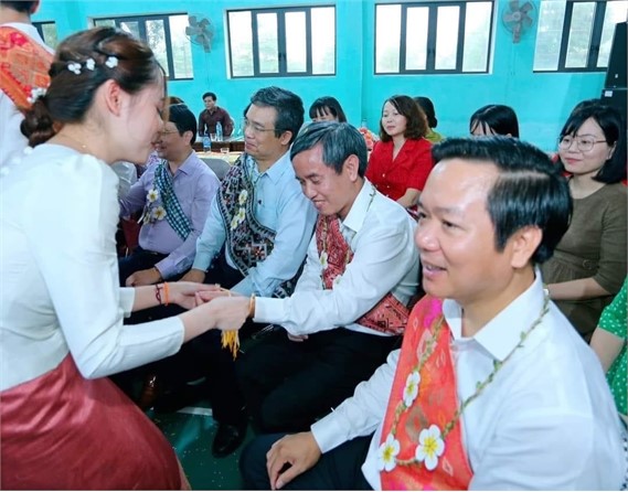 CHAIRMAN OF THE PEOPLE'S COMMITTEE OF NINH BINH PROVINCE VISITED AND EXTENDED TRADITIONAL BUNPIMAY 2566 NEW YEAR’S GREETINGS TO LAO EXCHANGE STUDENTS.