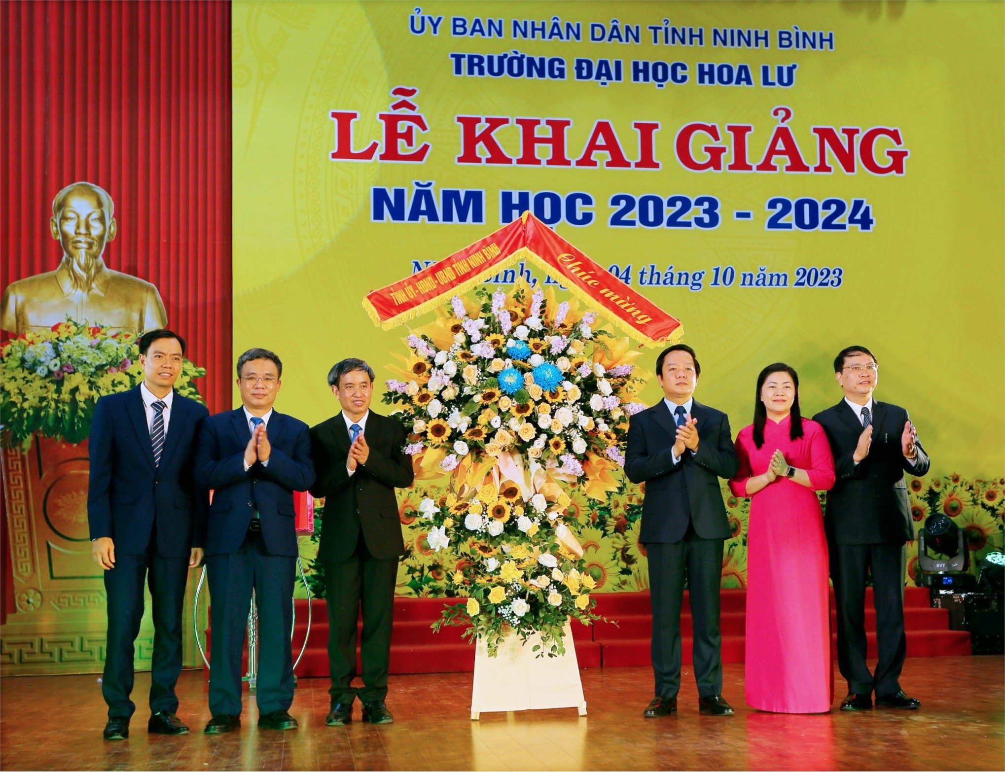 Đồng chí Phạm Quang Ngọc, phó bí thư tỉnh uỷ, chủ tịch UBND tỉnh tặng hoa và chúc mừng nhà trường