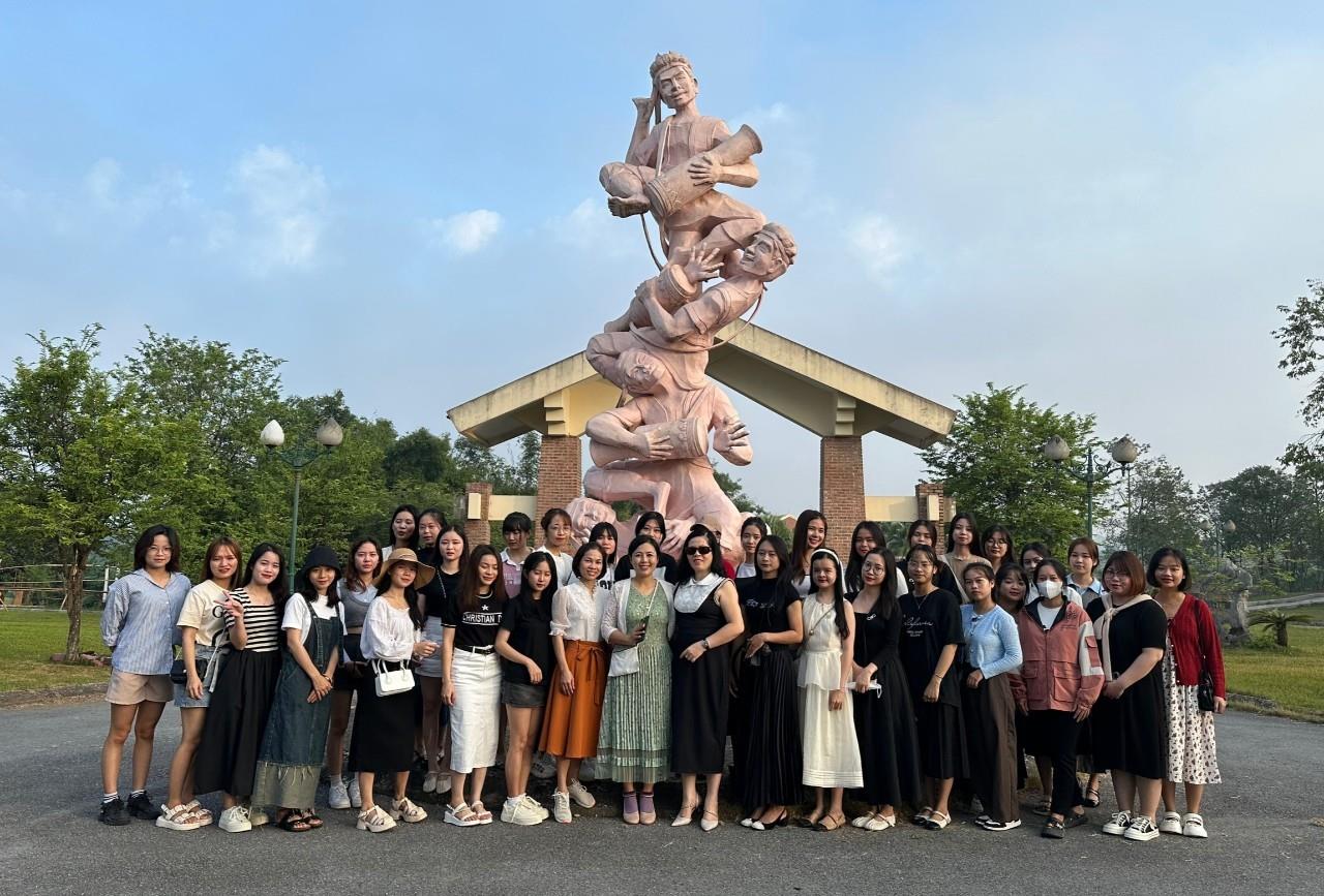 Tổ chức cho lớp D13MN đi thực tế Sư phạm tại Hà Nội