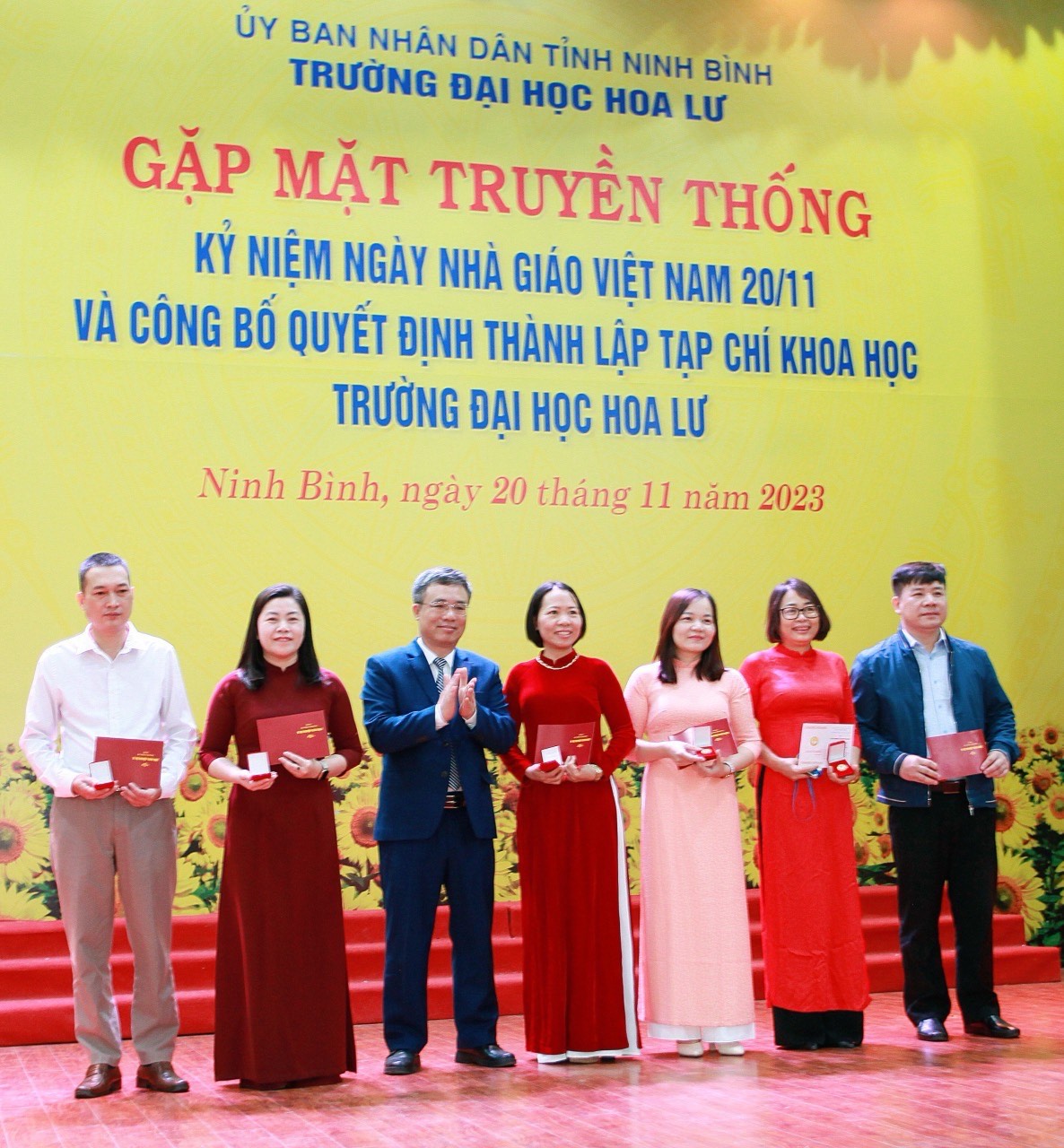 Gặp mặt truyền thống nhân kỷ niệm ngày Nhà giáo Việt Nam 20/11 và công bố Quyết định thành lập Tạp chí Khoa học Trường Đại học Hoa Lư