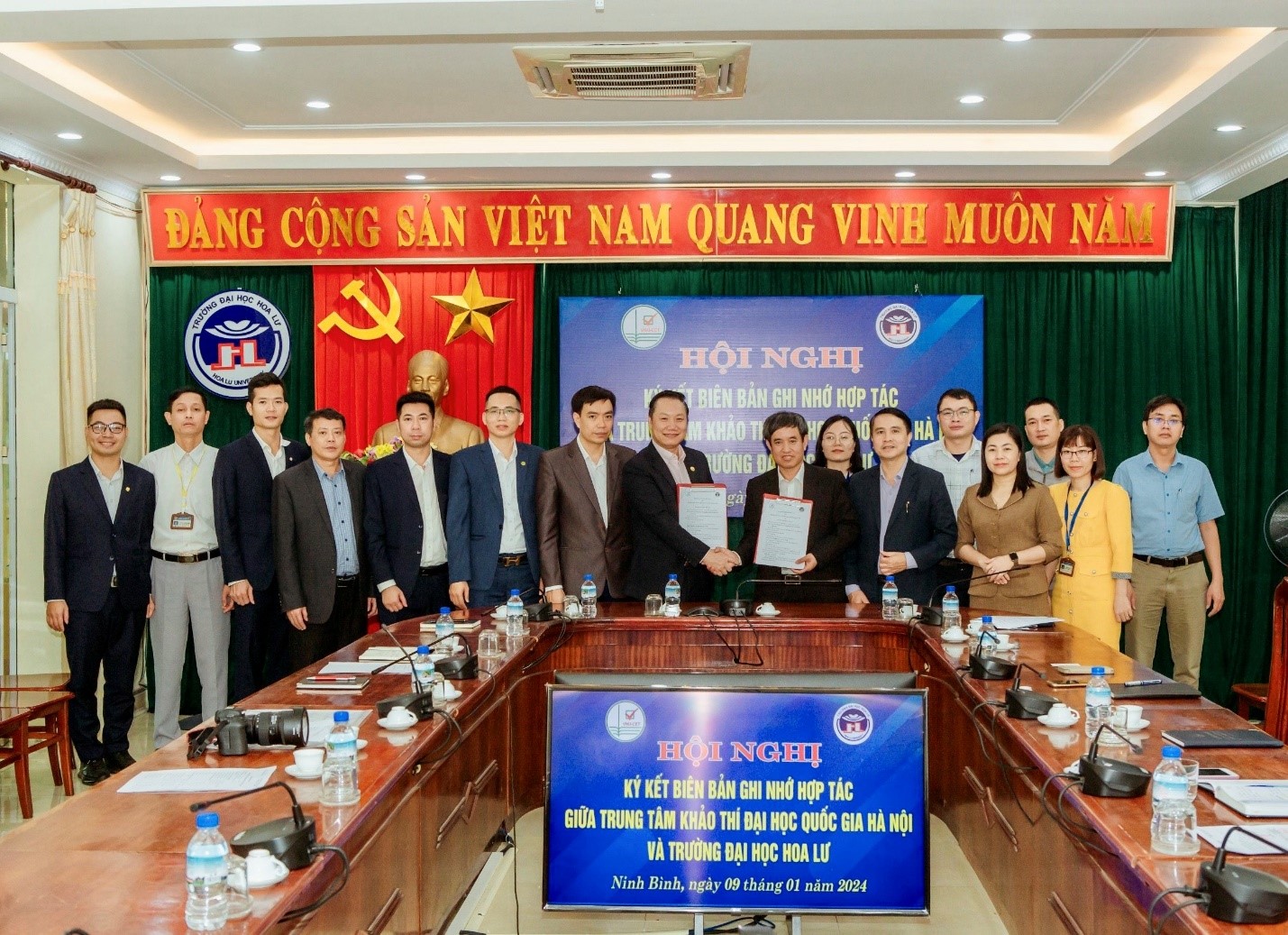 Lễ kí kết biên bản ghi nhớ hợp tác giữa Trung tâm khảo thí Đại học Quốc gia Hà Nội và Trường Đại học Hoa Lư