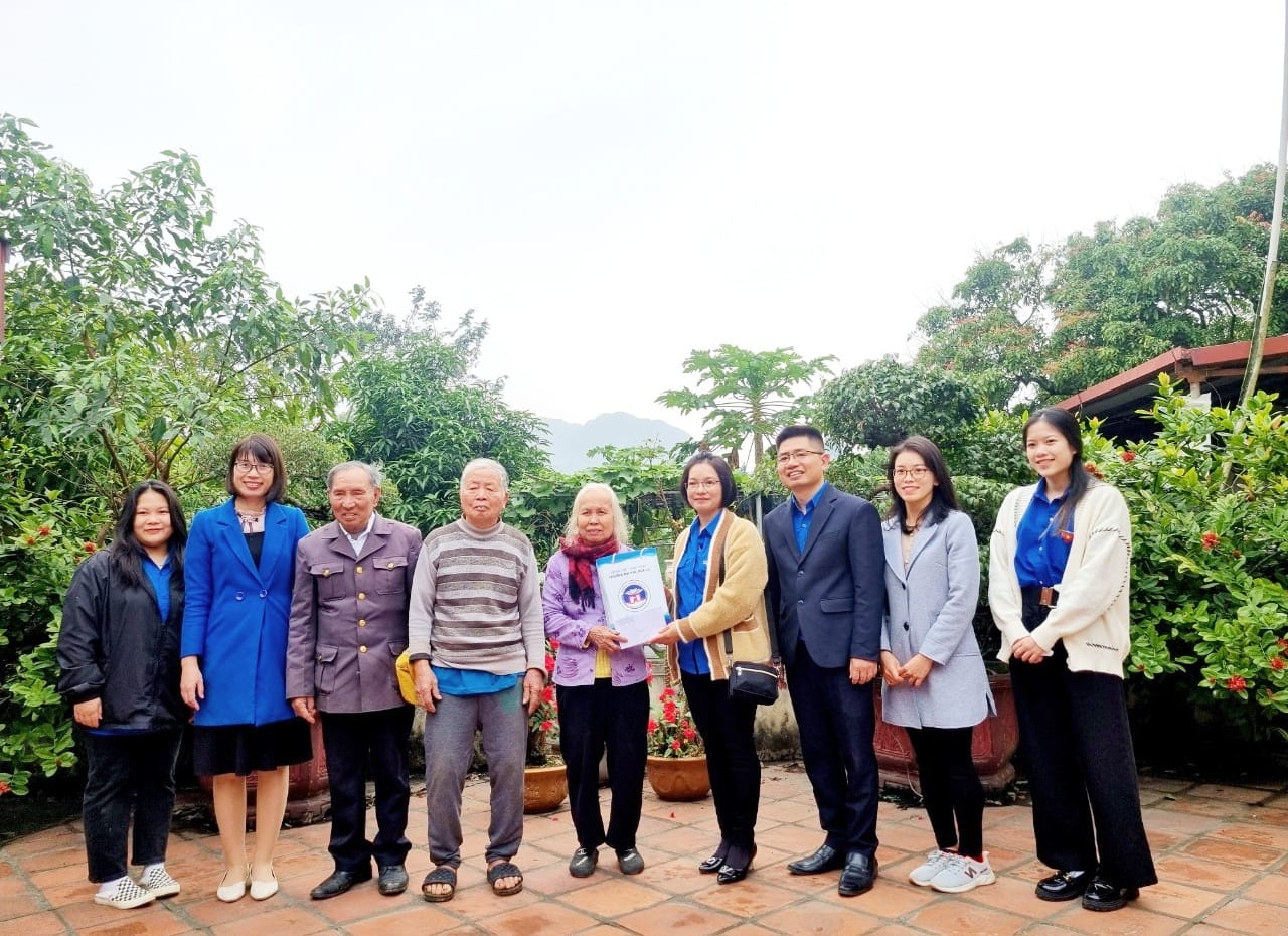 Đoàn Thanh niên, Hội Sinh viên trường Đại học Hoa Lư chúc tết và tặng quà cựu TNXP nhân dịp Tết 2024