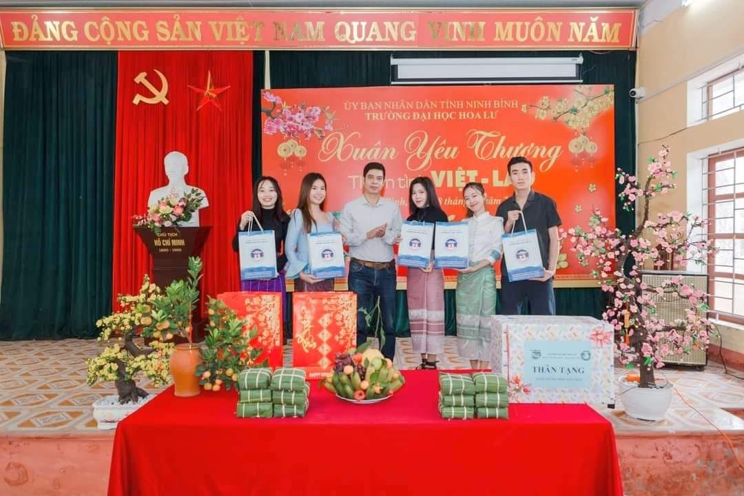 Trường Đại học Hoa Lư tổ chức chương trình Xuân yêu thương thắm tình Việt Lào