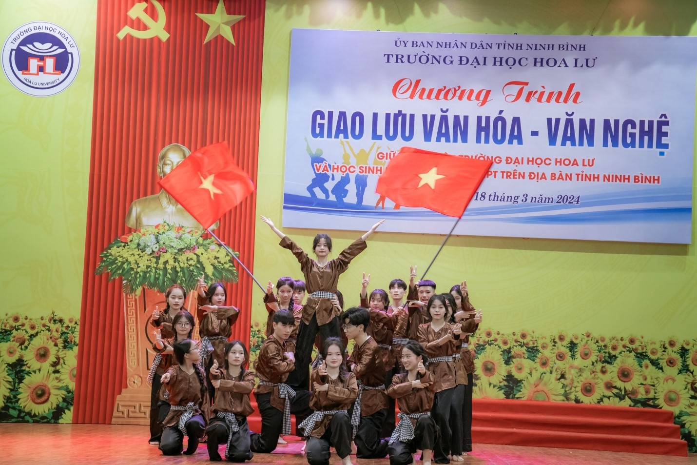Chương trình giao lưu văn hóa - văn nghệ giữa Trường Đại học Hoa Lư và một số trường THPT trên địa bàn tỉnh Ninh Bình