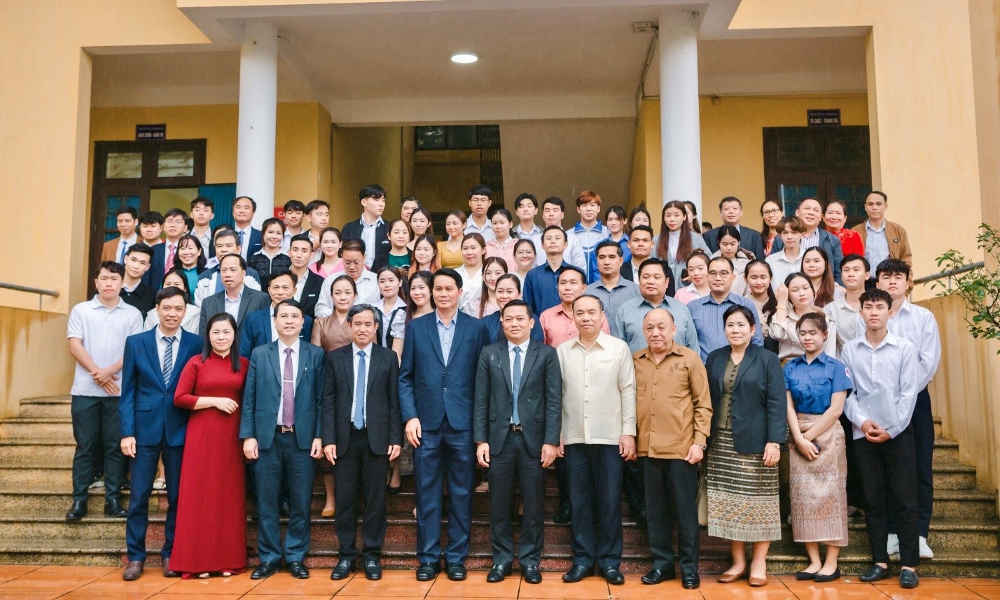Đoàn đại biểu tỉnh U-Đôm-Xay thăm và làm việc tại Trường Đại học Hoa Lư