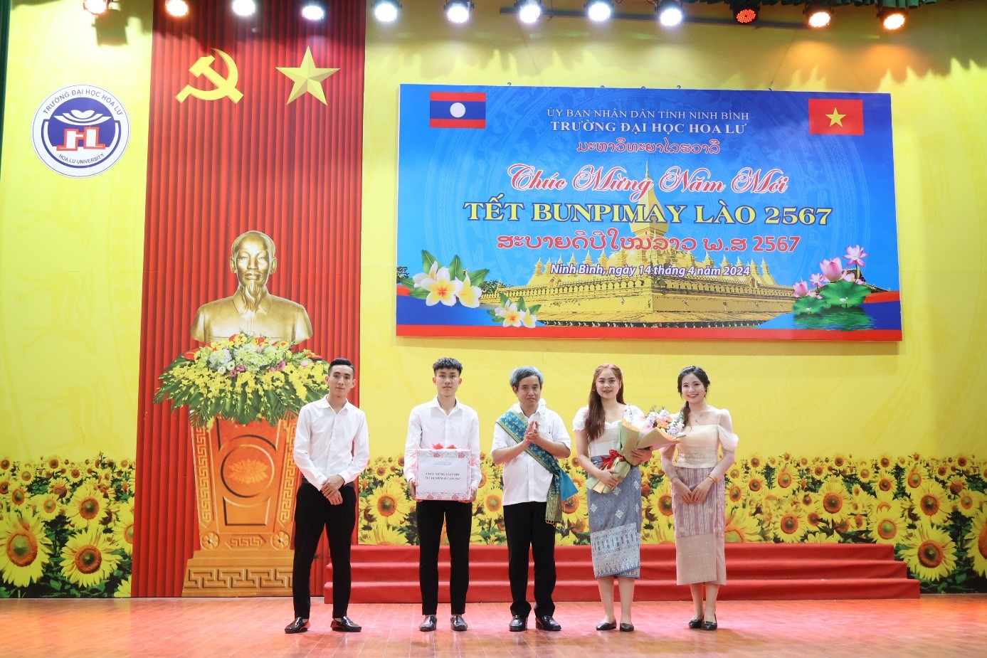 Trường Đại học Hoa Lư chúc Tết cổ truyền Bunpimay 2567 cho lưu học sinh Lào