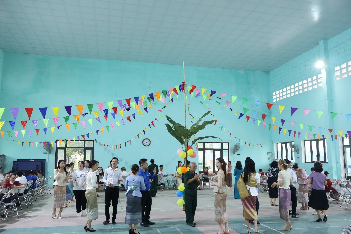 Trường Đại học Hoa Lư chúc Tết cổ truyền Bunpimay 2567 cho lưu học sinh Lào