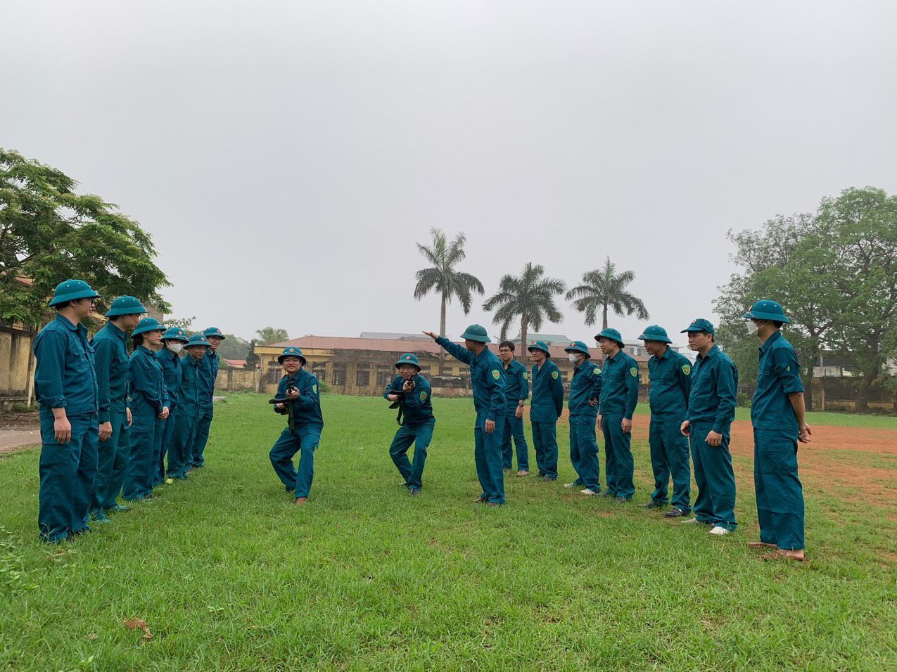 Tổ chức huấn luyện lực lượng tự vệ trường Đại học Hoa Lư năm 2024