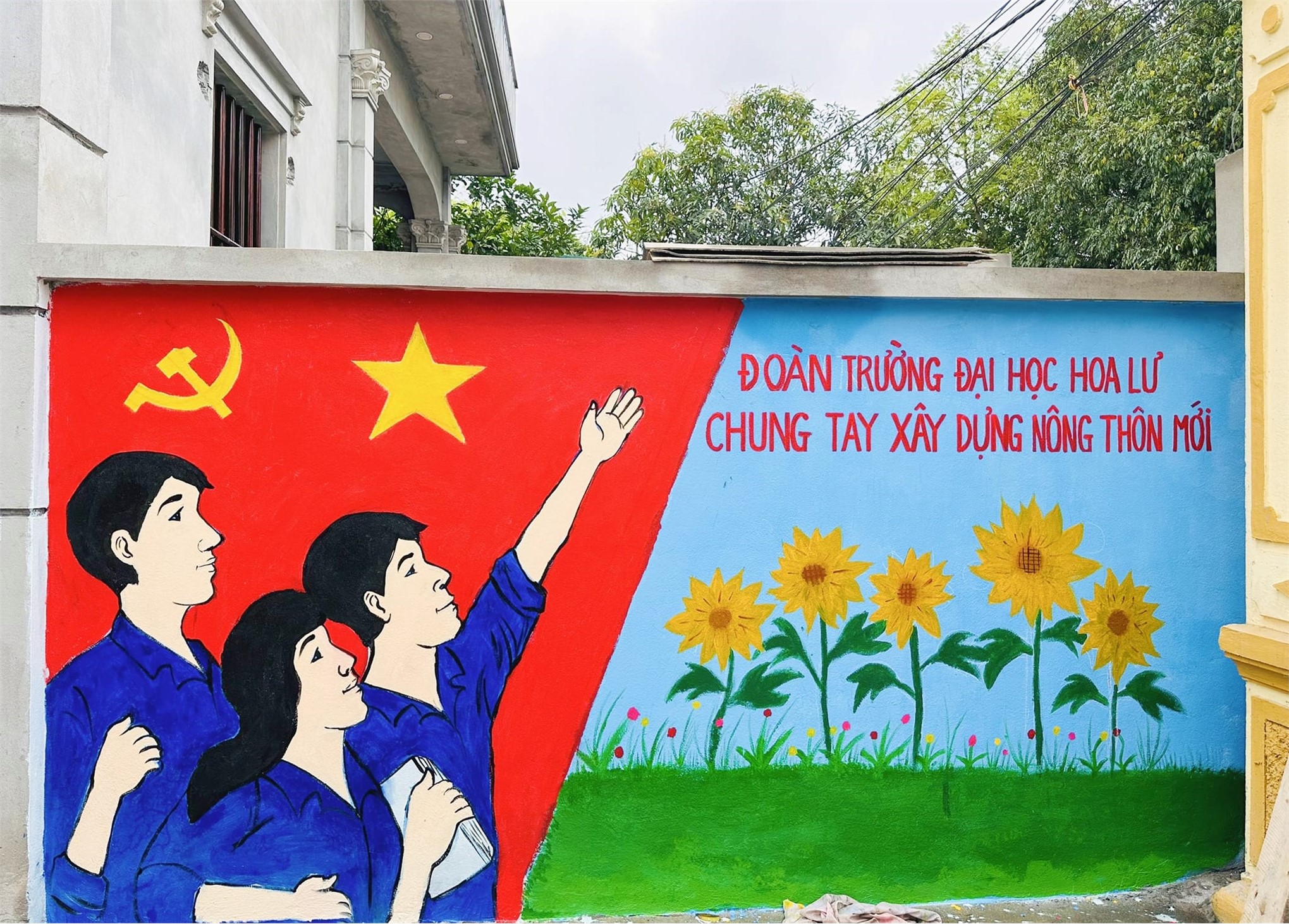 Đoàn TNCS Hồ Chí Minh Trường Đại học Hoa Lư thực hiện công trình thanh niên “Tuyến đường bích họa tại xã Gia Tân, huyện Gia Viễn