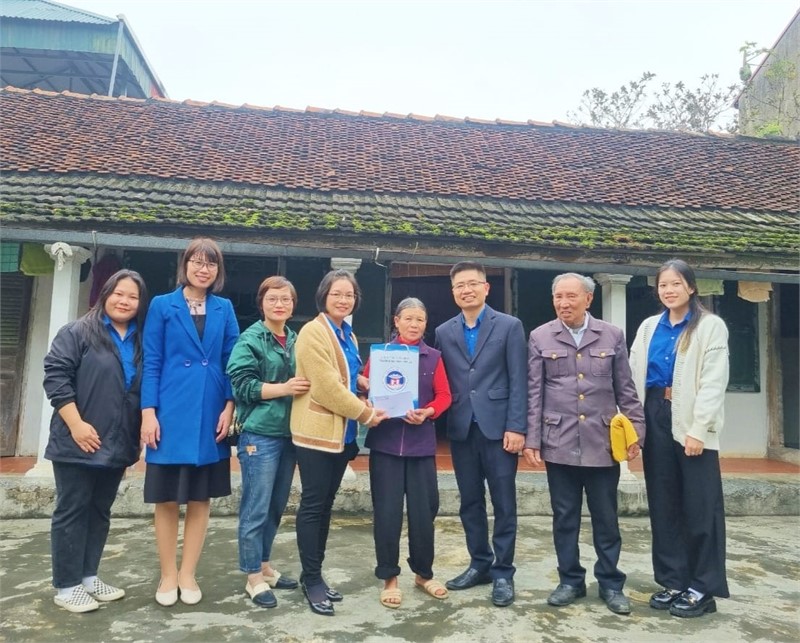 Đoàn Thanh niên - Hội Sinh viên Trường Đại học Hoa Lư thăm hỏi, tặng quà các cựu thanh niên xung phong có hoàn cảnh khó khăn nhân dịp Tết Nguyên đán Giáp Thìn 2024