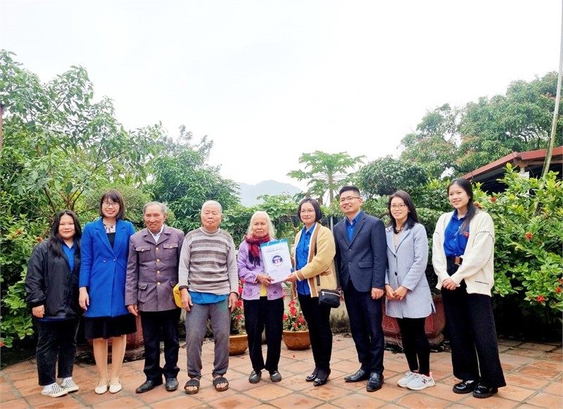 Đoàn Thanh niên - Hội Sinh viên Trường Đại học Hoa Lư thăm hỏi, tặng quà các cựu thanh niên xung phong có hoàn cảnh khó khăn nhân dịp Tết Nguyên đán Giáp Thìn 2024