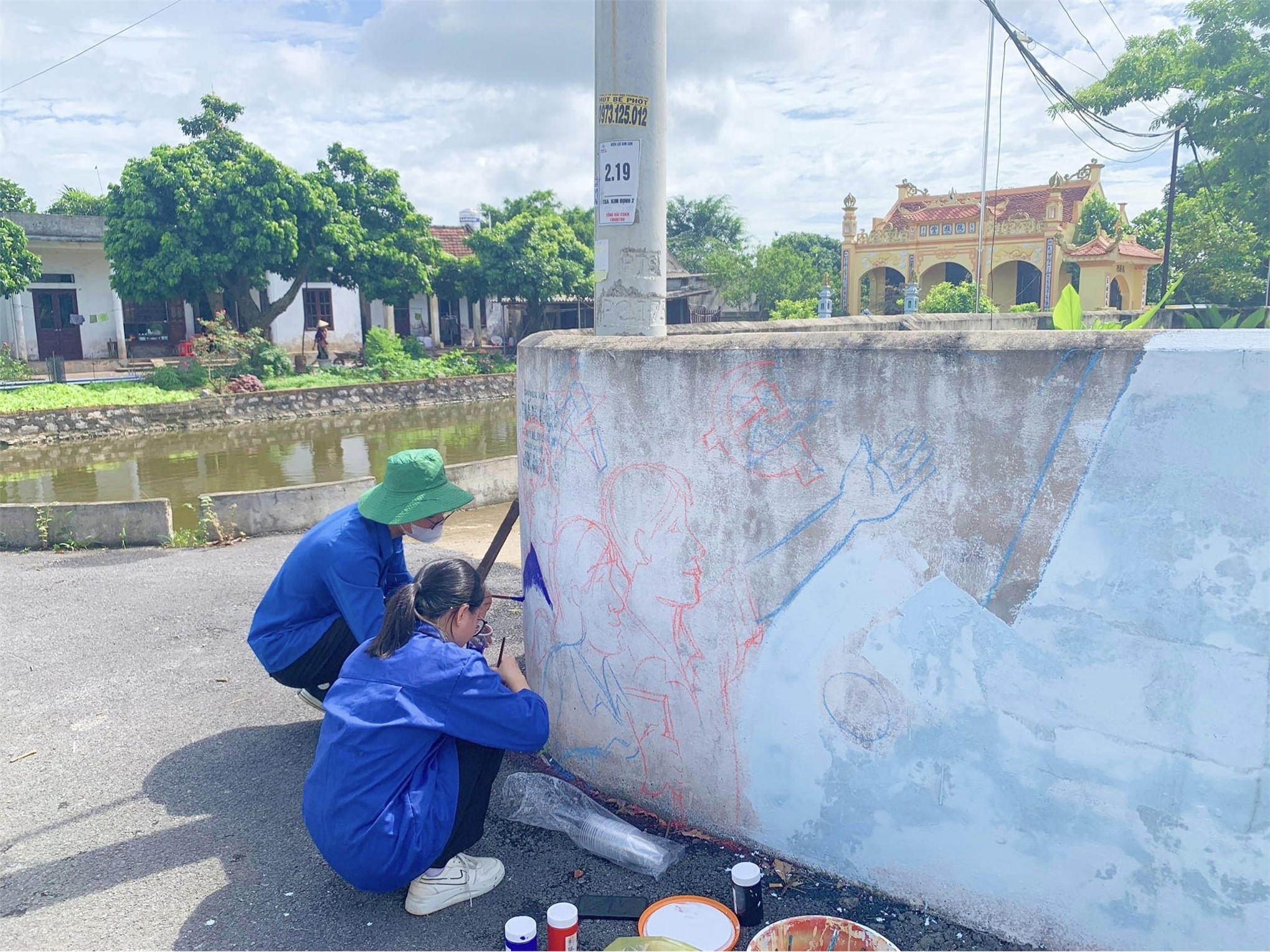 Đoàn Thanh niên trường Đại học Hoa Lư thực hiện Công trình thanh niên tại xã Kim Định, huyện Kim Sơn