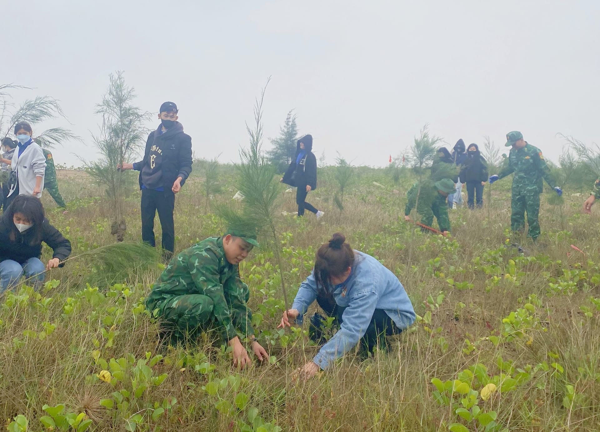 Đoàn Thanh niên - Hội Sinh viên Trường Đại học Hoa Lư tham gia trồng cây xanh và thu gom rác thải tại Cồn Nổi, huyện Kim Sơn