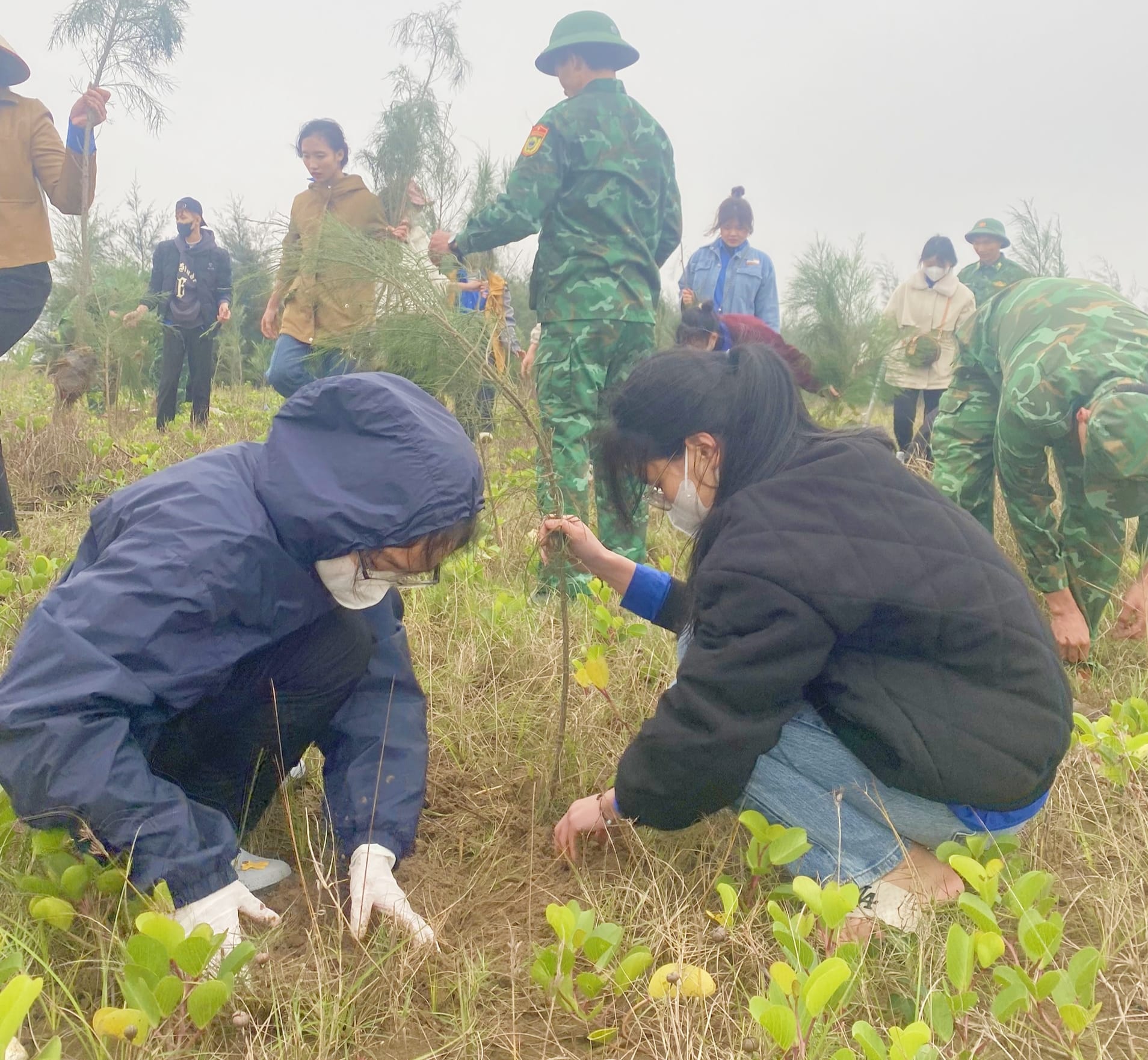 Đoàn Thanh niên - Hội Sinh viên Trường Đại học Hoa Lư tham gia trồng cây xanh và thu gom rác thải tại Cồn Nổi, huyện Kim Sơn