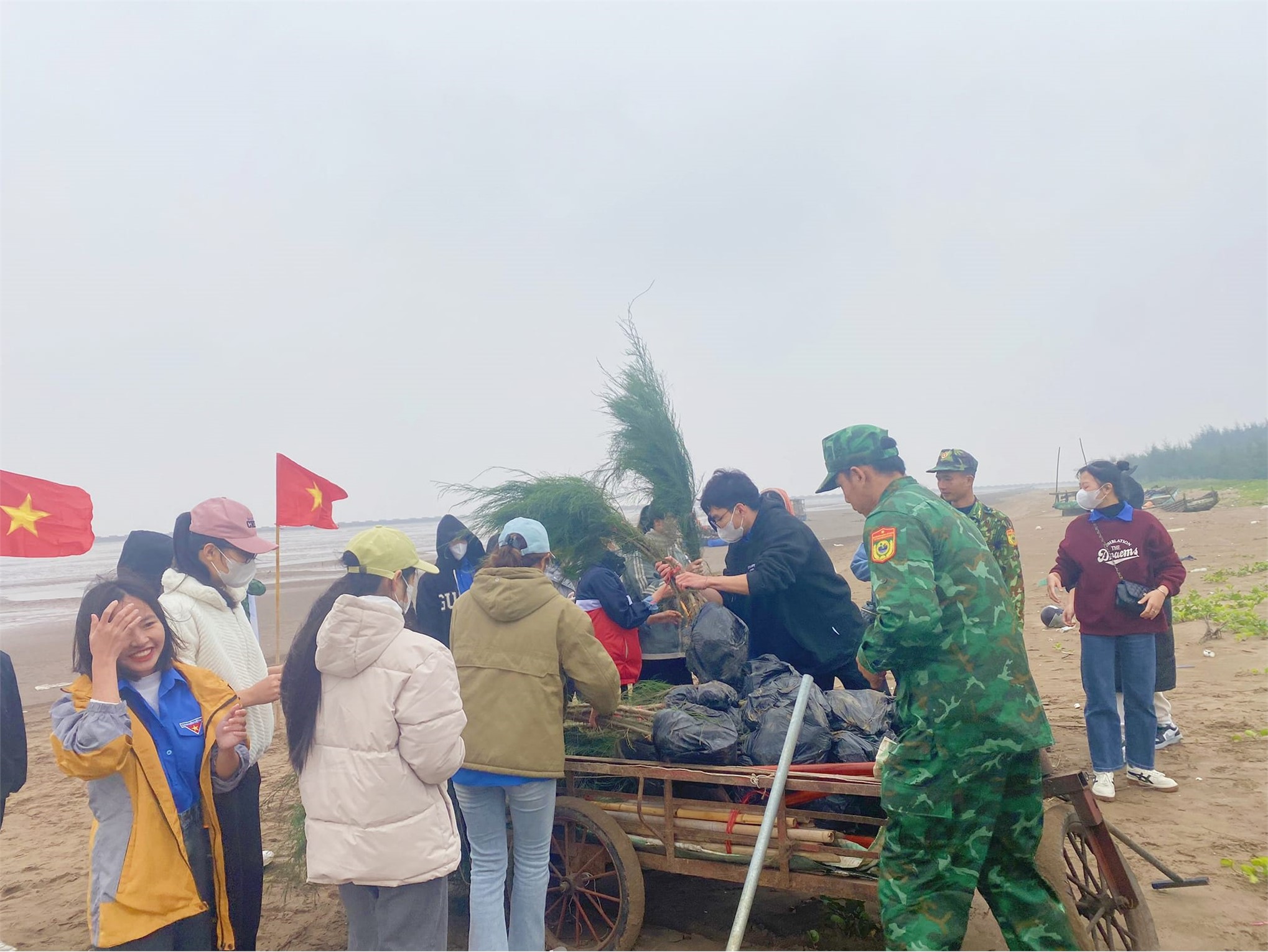 Đoàn Thanh niên - Hội Sinh viên Trường Đại học Hoa Lư tham gia trồng cây xanh và thu gom rác thải tại Cồn Nổi, huyện Kim Sơn