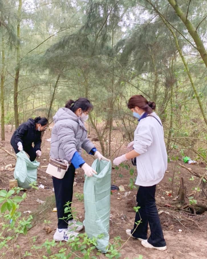 Đoàn Thanh niên - Hội Sinh viên Trường Đại học Hoa Lư tham gia trồng cây xanh và thu gom rác thải tại Cồn Nổi, huyện Kim Sơn