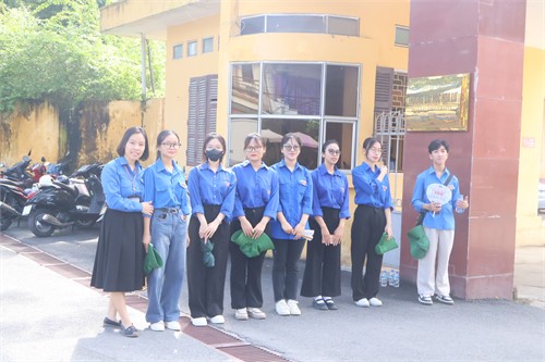 ĐOÀN TRƯỜNG ĐẠI HỌC HOA LƯ HỖ TRỢ SINH VIÊN D17 NHẬP HỌC